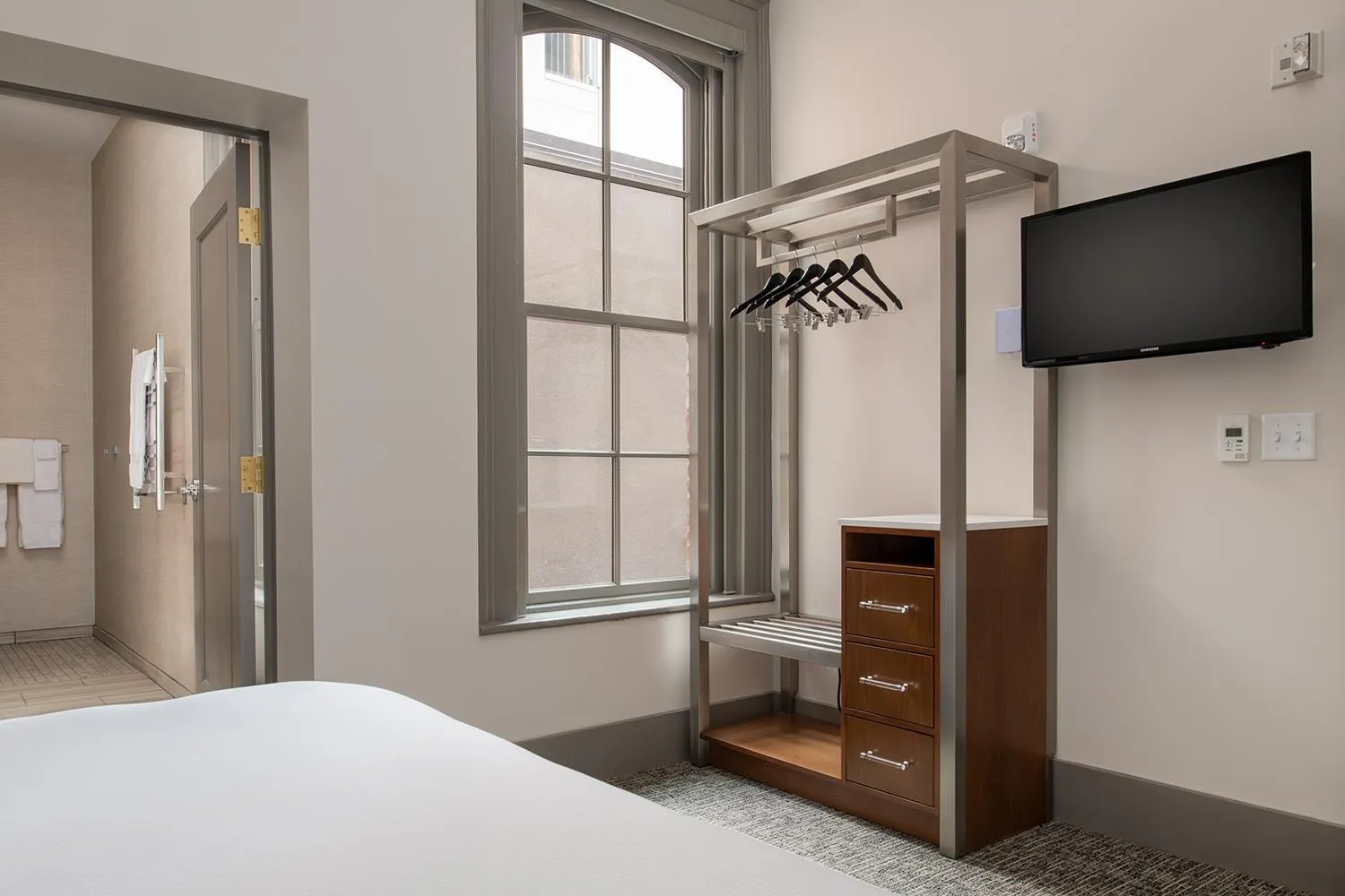 Bedroom, Bed in Harlow Hotel