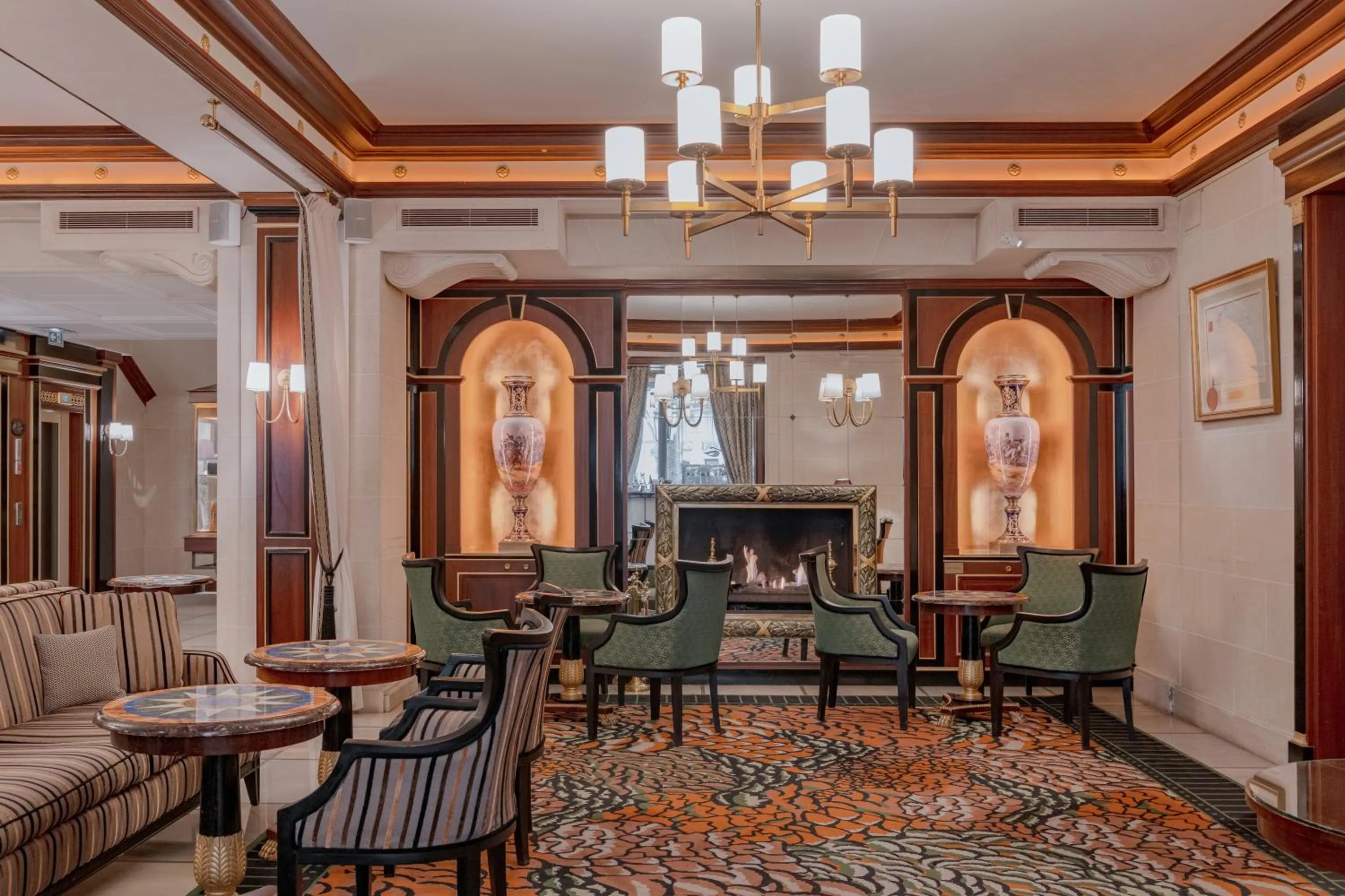 Communal lounge/ TV room in Hôtel Napoleon Paris