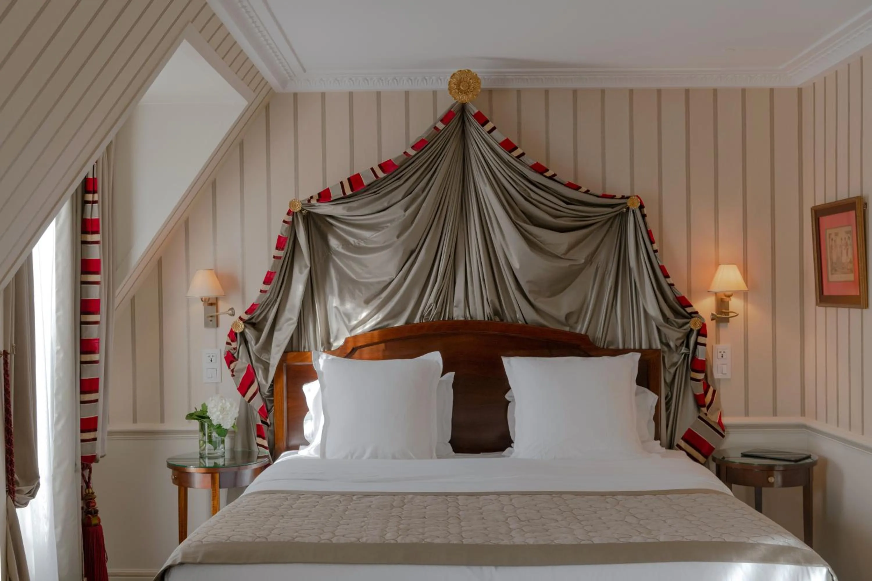 Bed in Hôtel Napoleon Paris