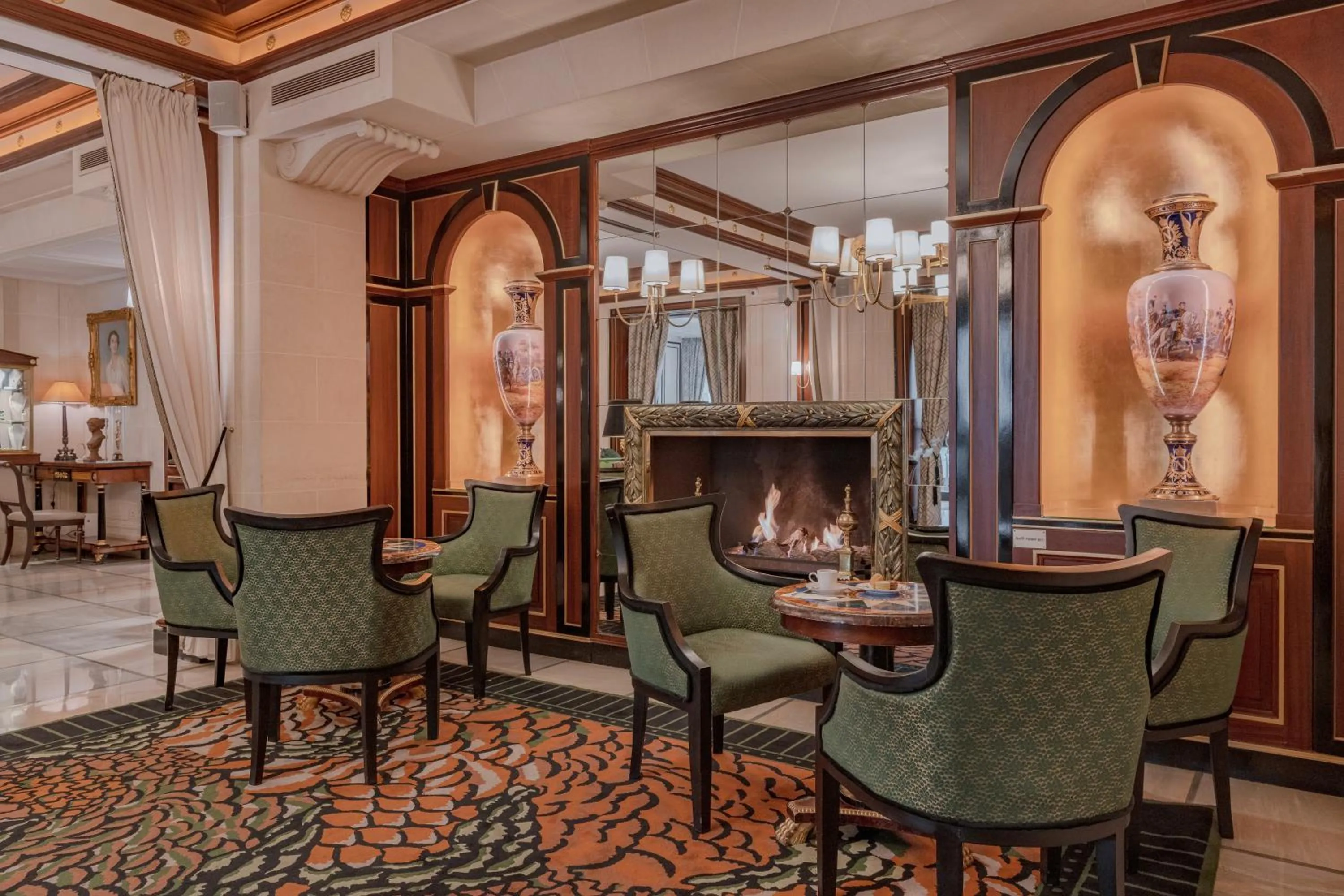 Communal lounge/ TV room in Hôtel Napoleon Paris