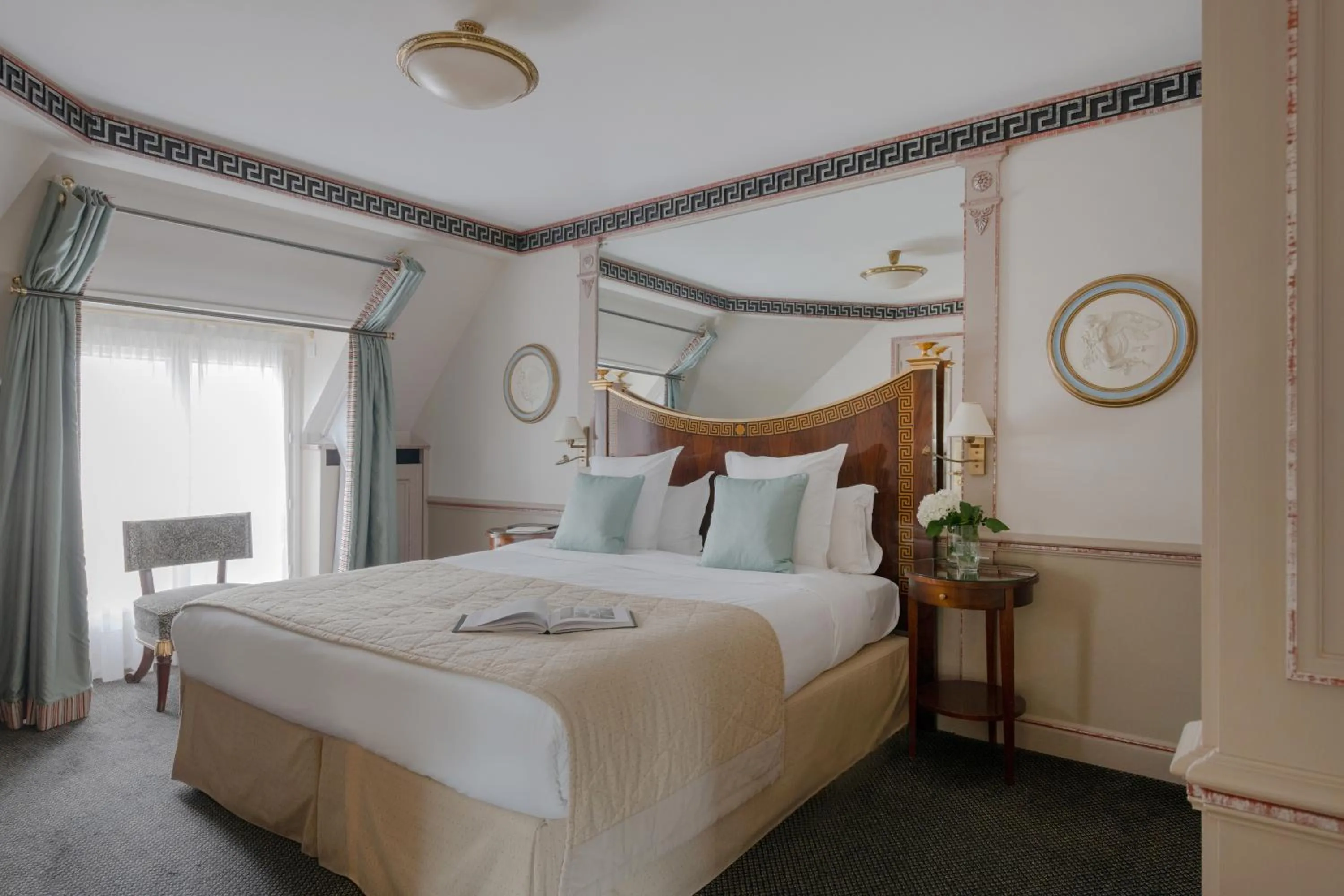 Bed in Hôtel Napoleon Paris