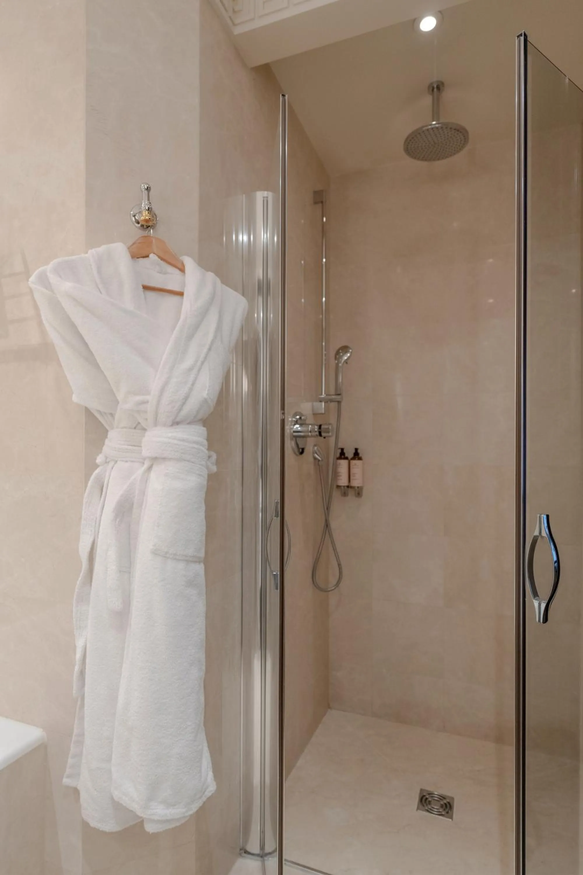 Shower in Hôtel Napoleon Paris