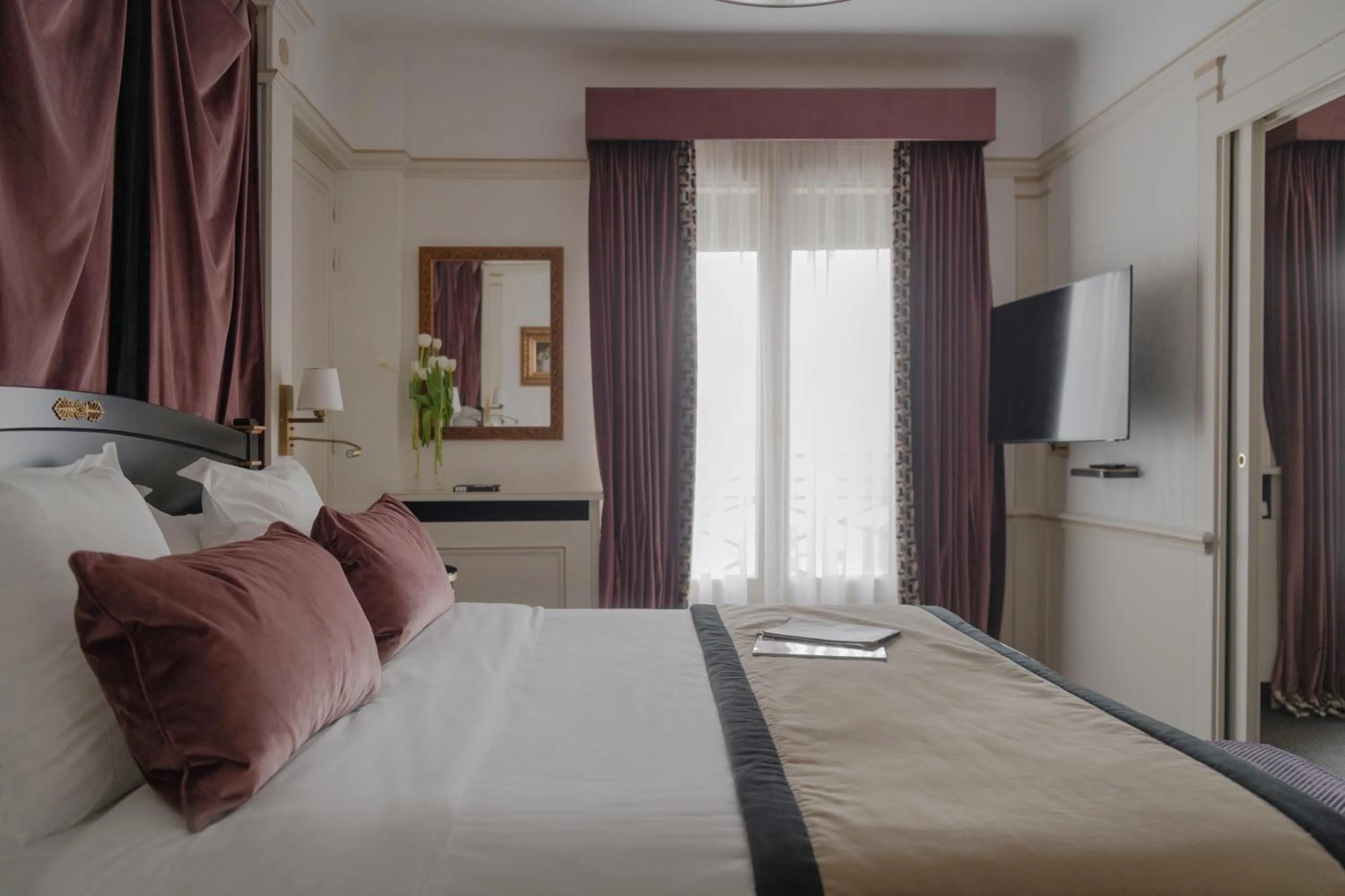 Bed in Hôtel Napoleon Paris