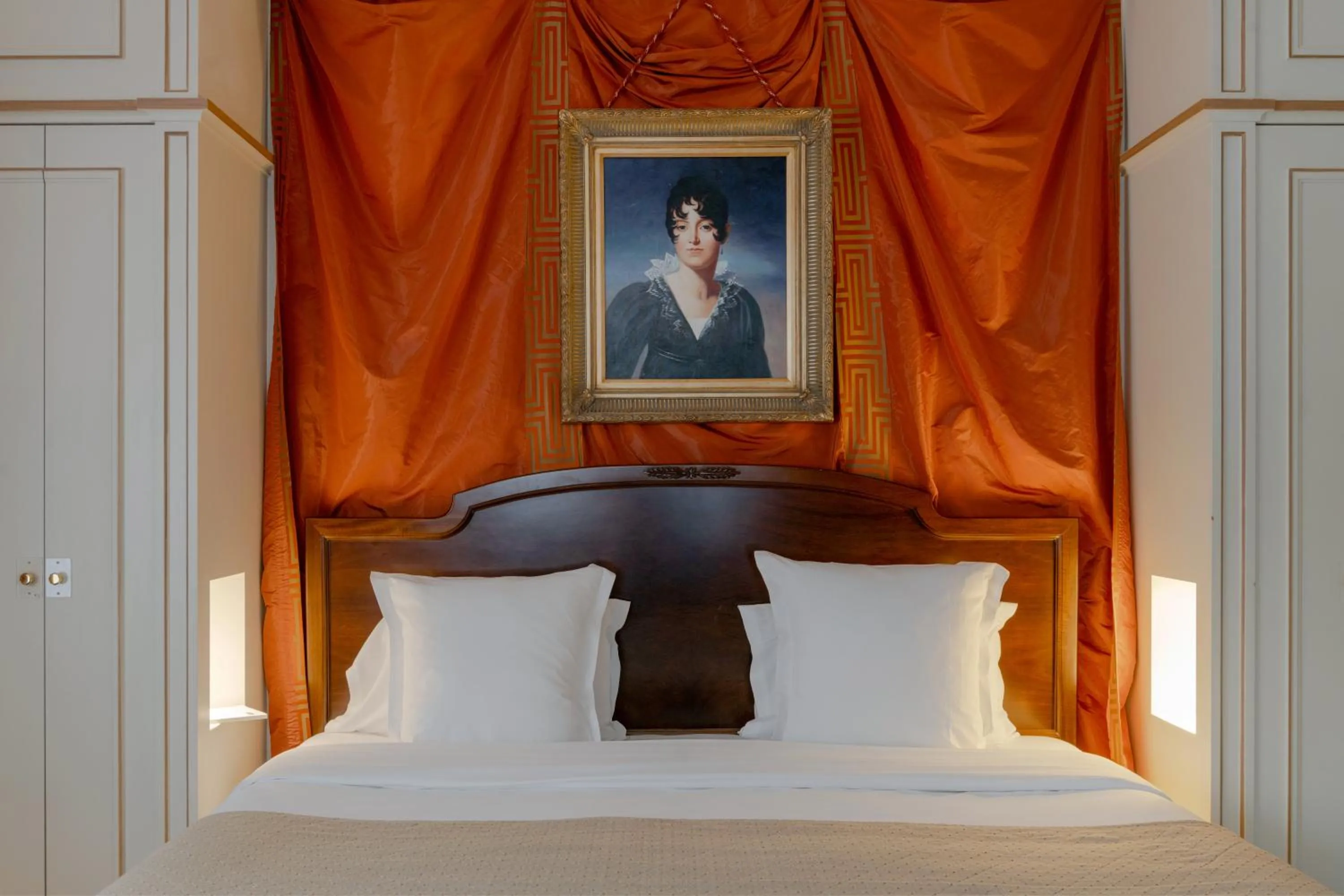 Bed in Hôtel Napoleon Paris