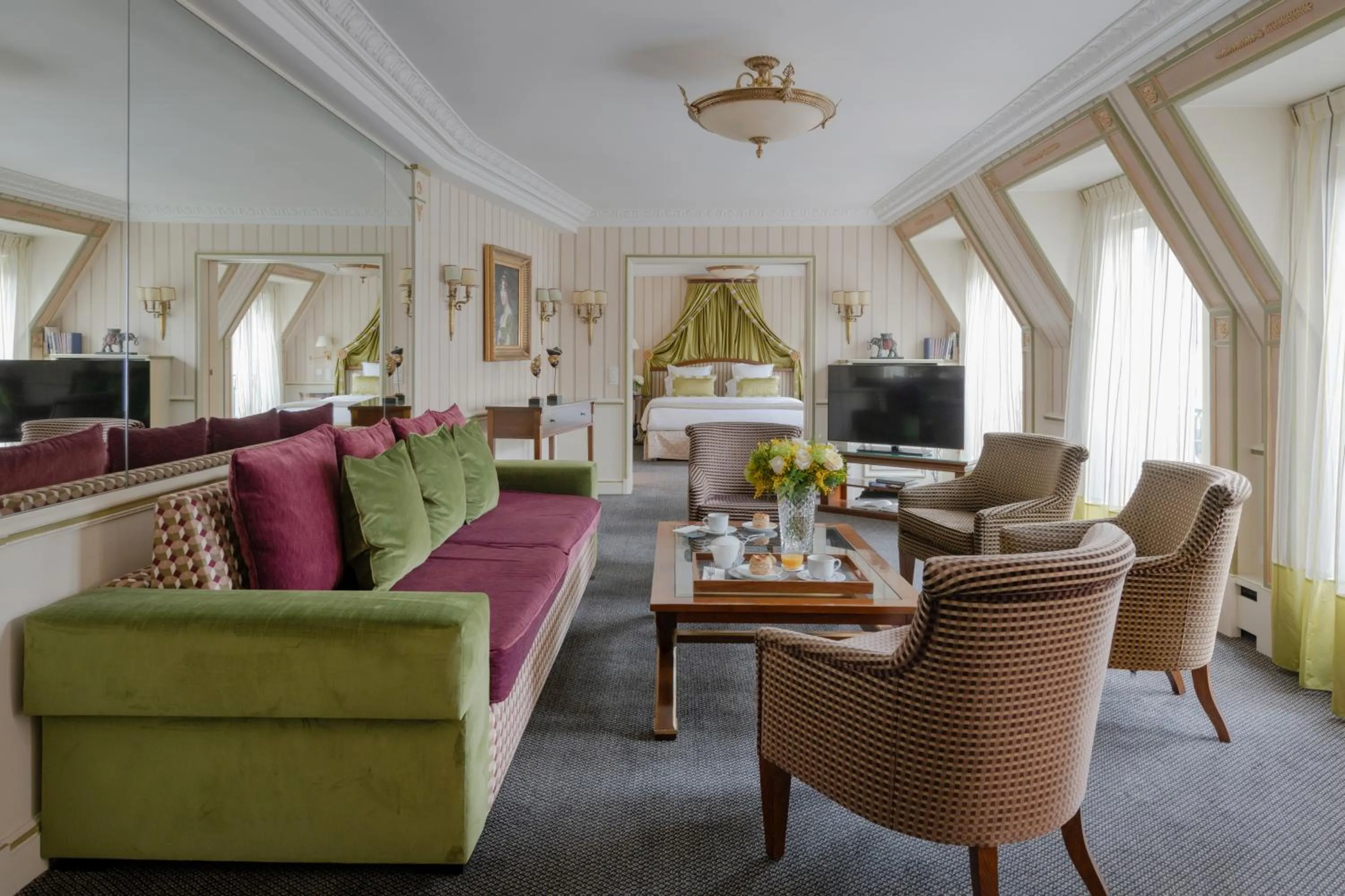 TV and multimedia in Hôtel Napoleon Paris