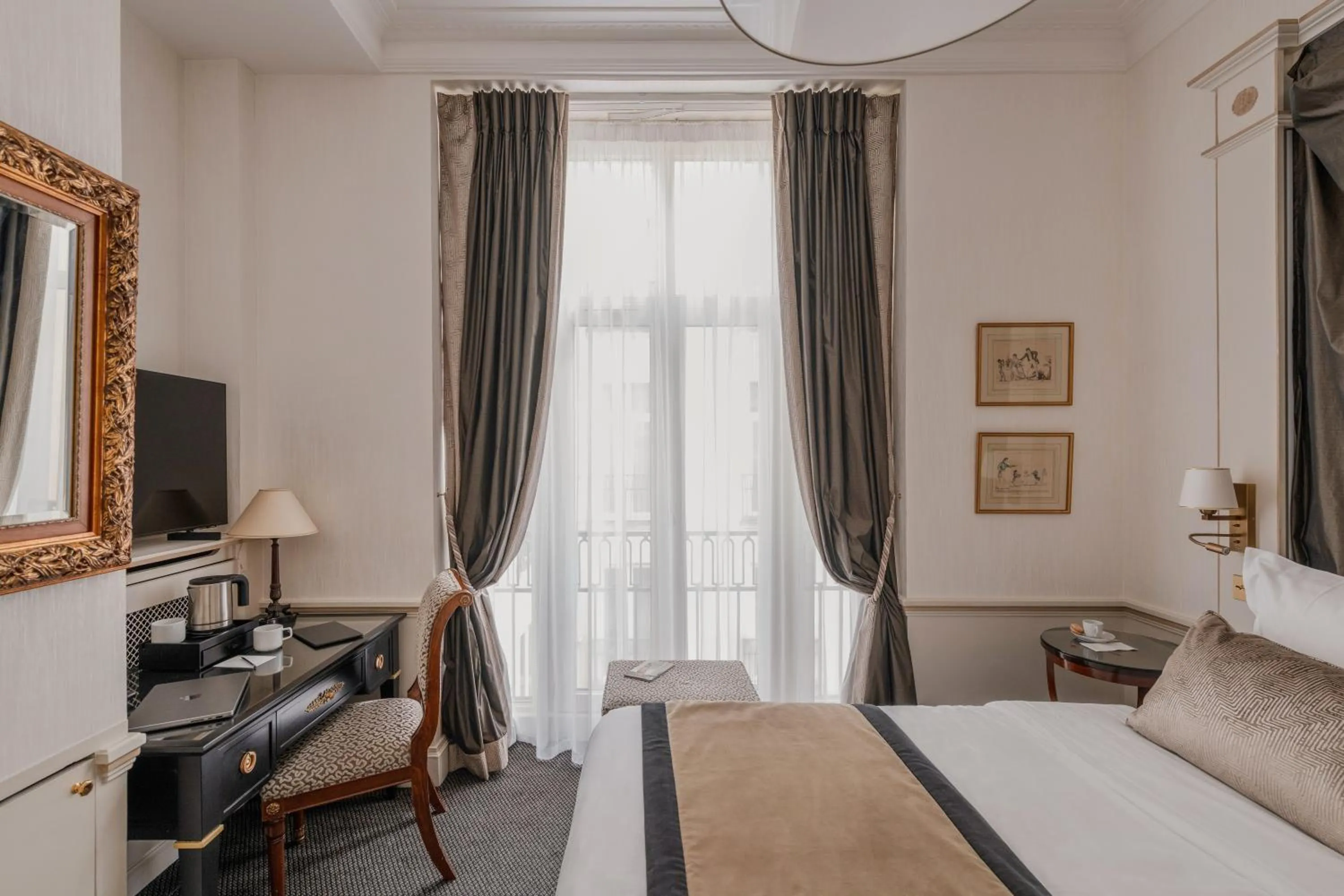 Bed in Hôtel Napoleon Paris