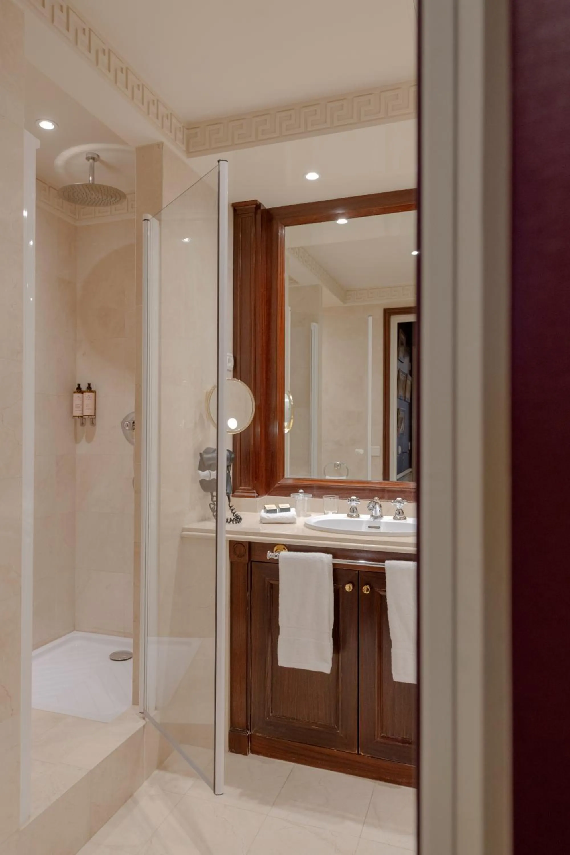 Shower in Hôtel Napoleon Paris