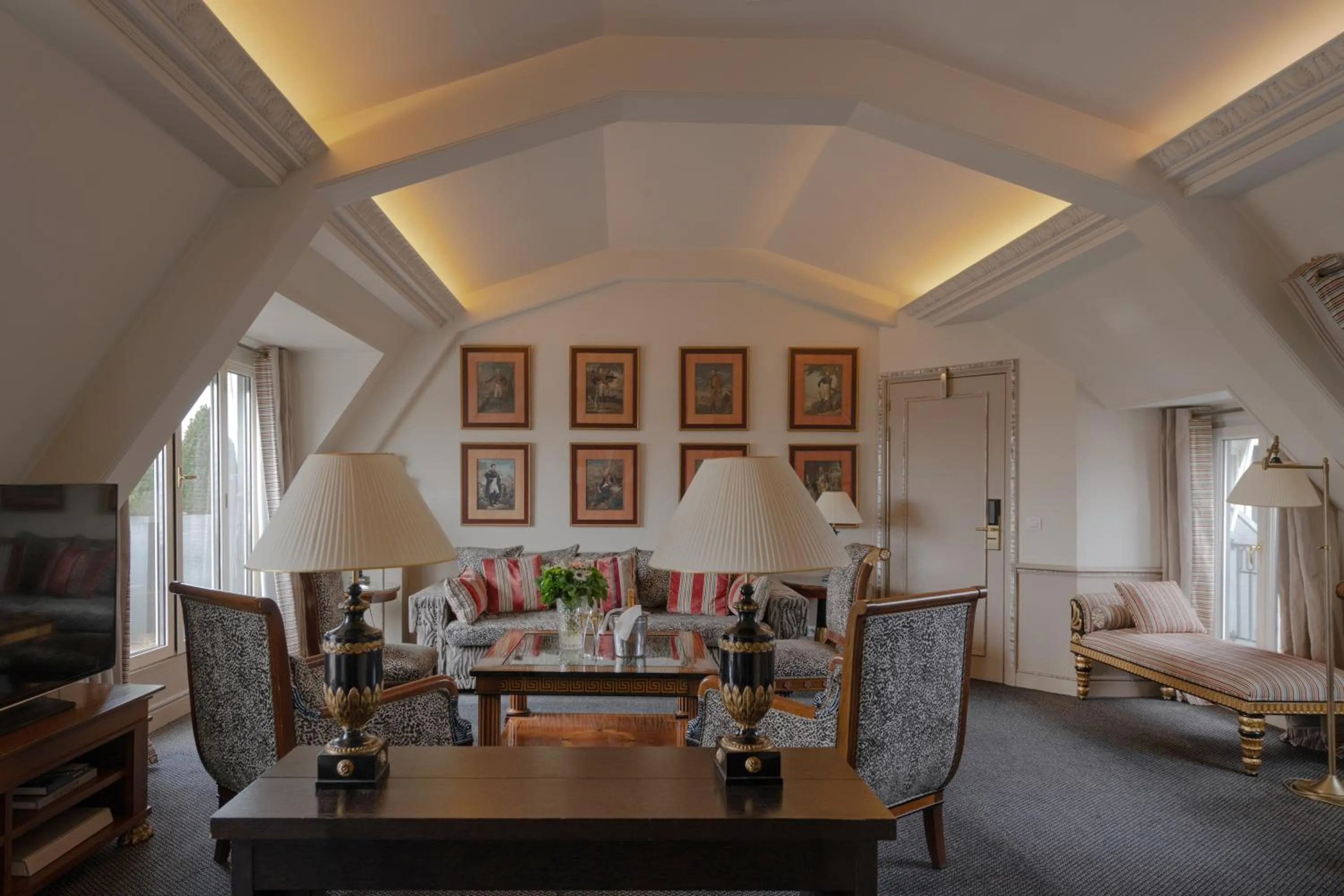 TV and multimedia in Hôtel Napoleon Paris