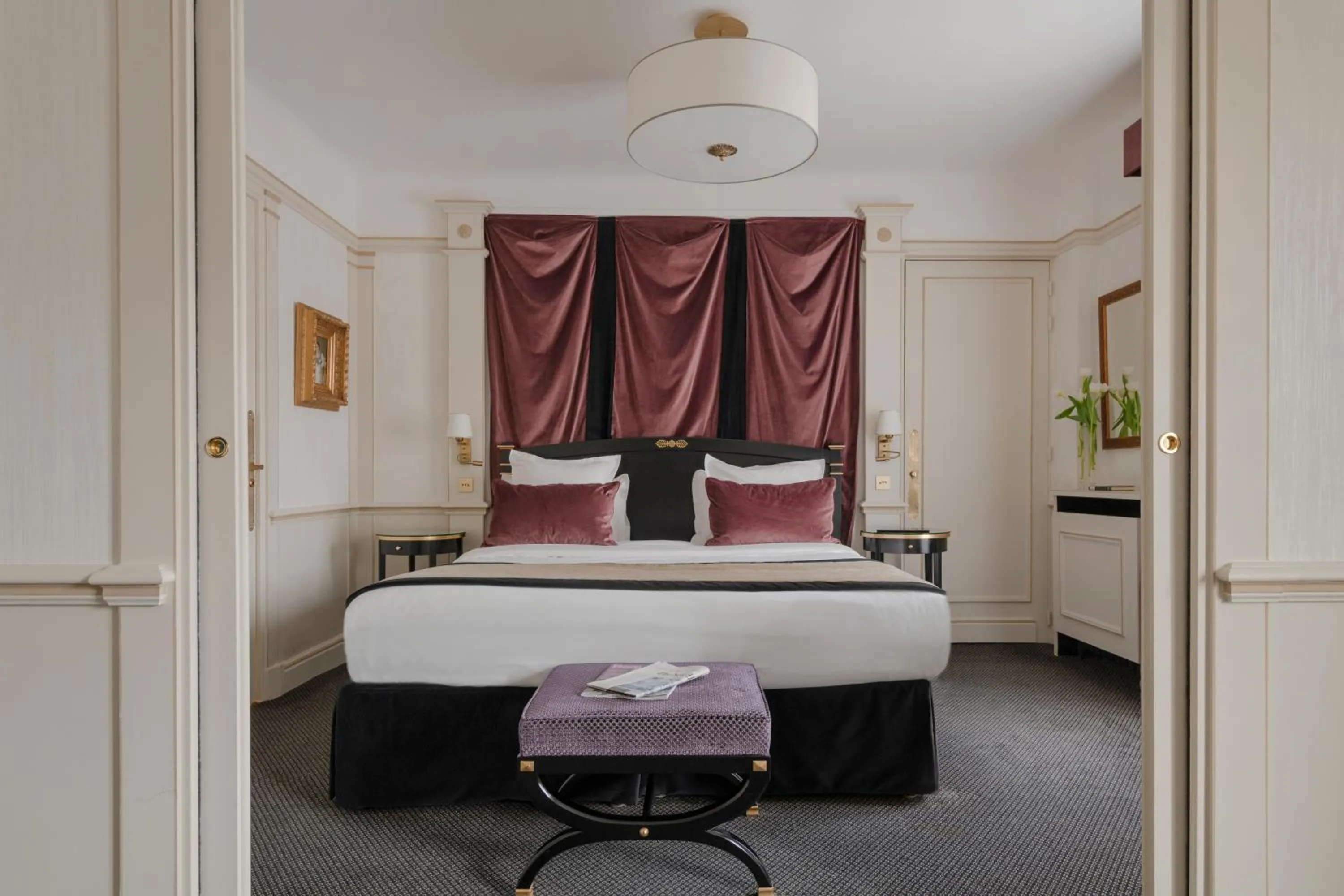 Bed in Hôtel Napoleon Paris