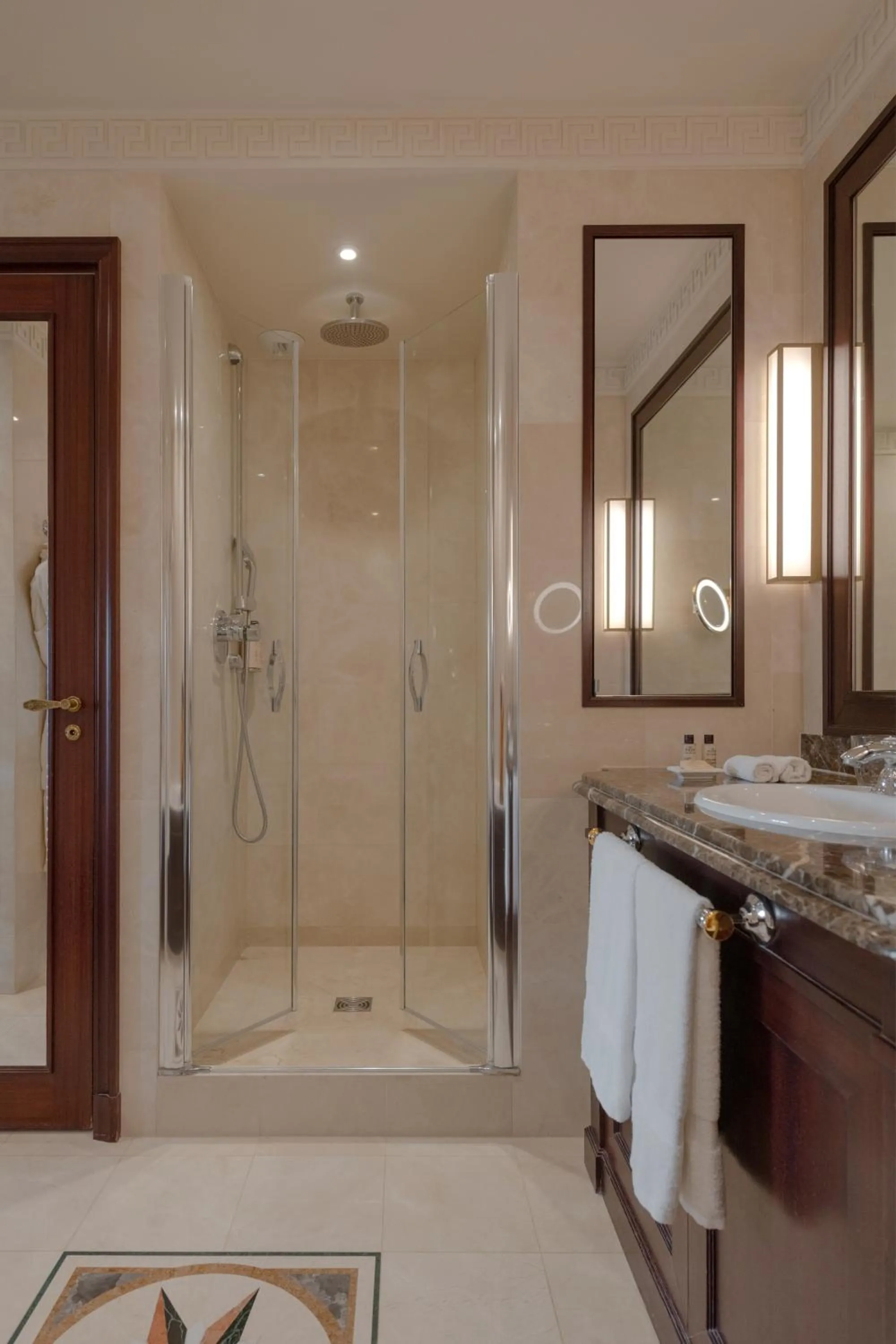 Shower in Hôtel Napoleon Paris