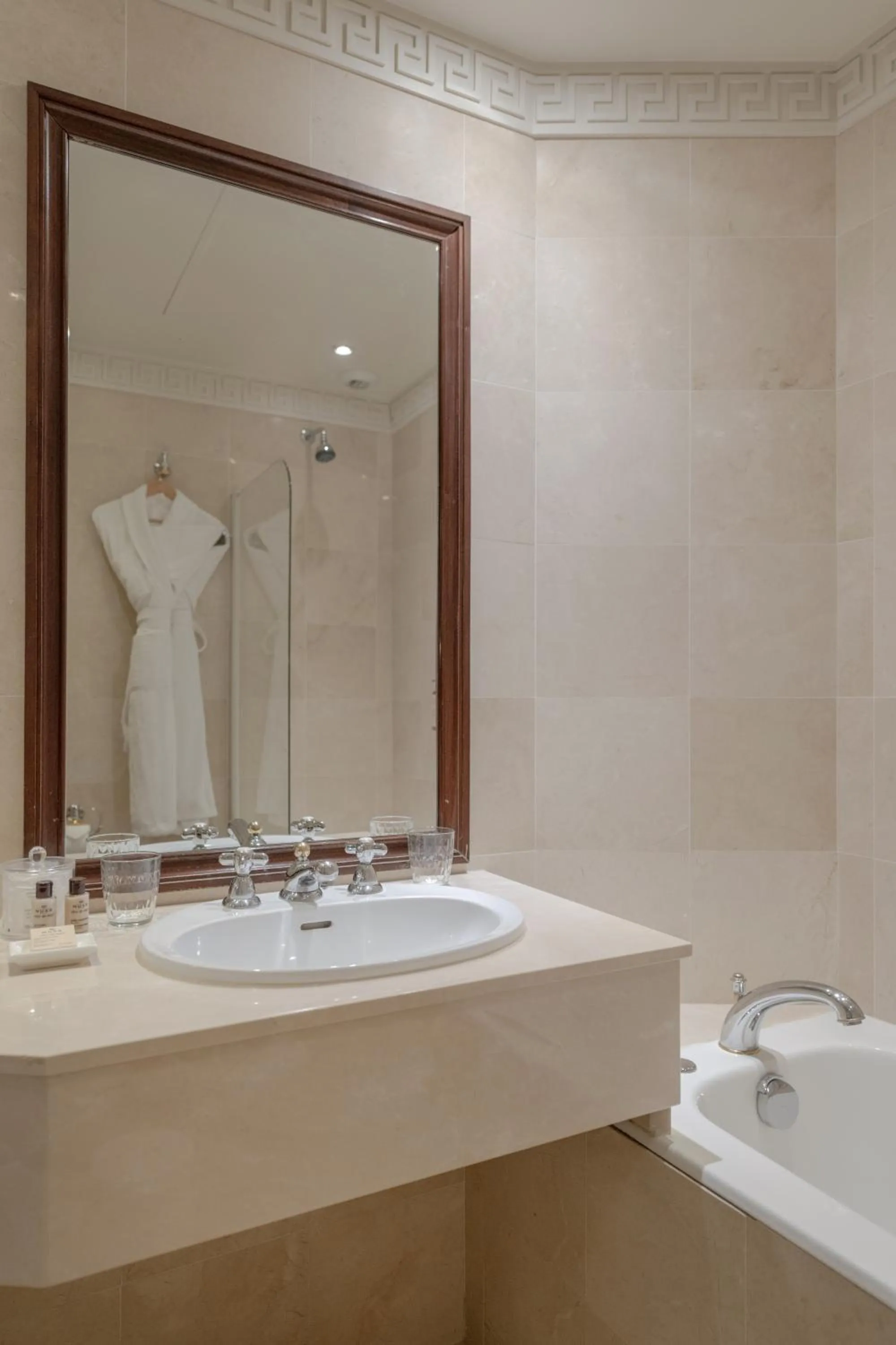 Shower in Hôtel Napoleon Paris