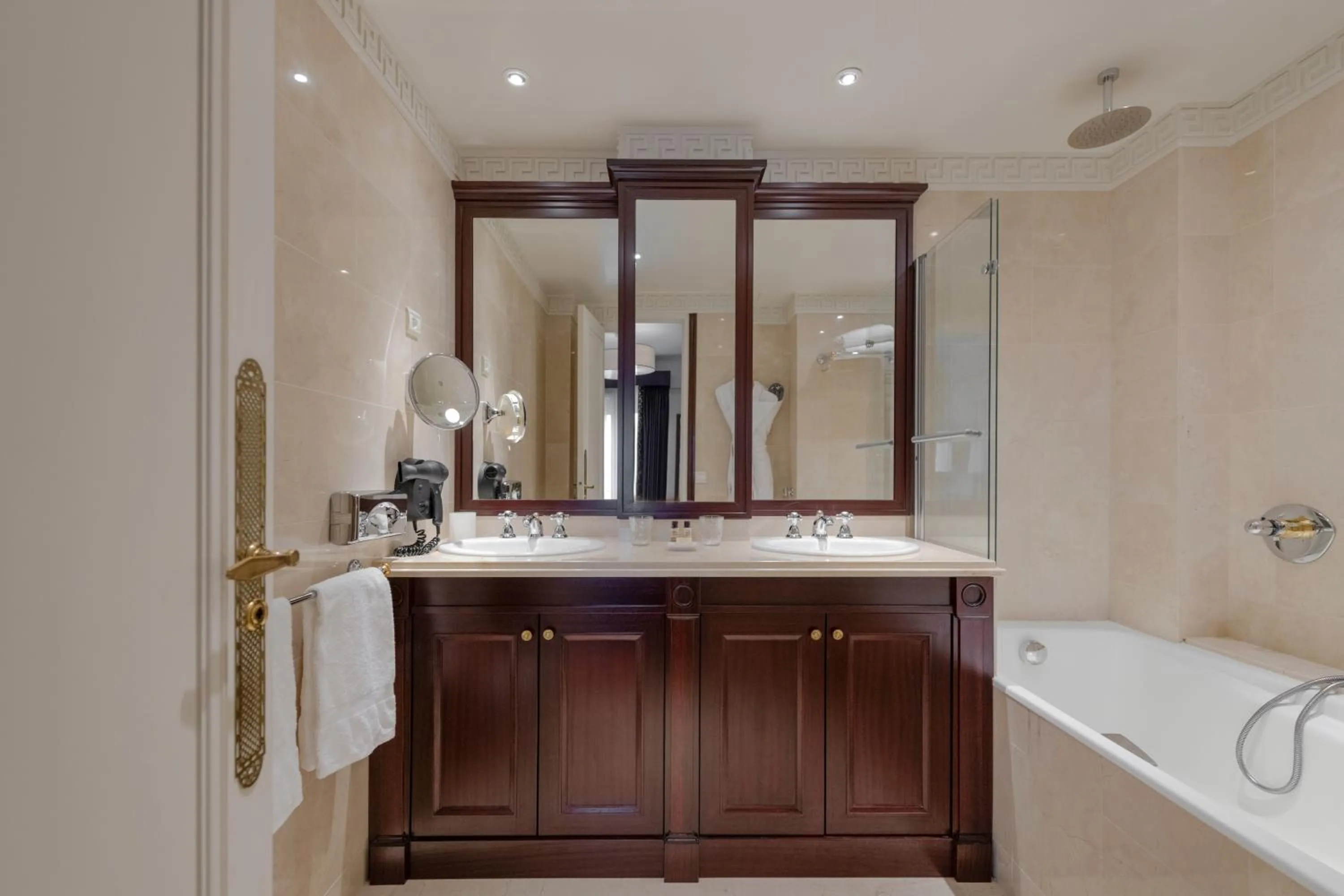 Bathroom in Hôtel Napoleon Paris