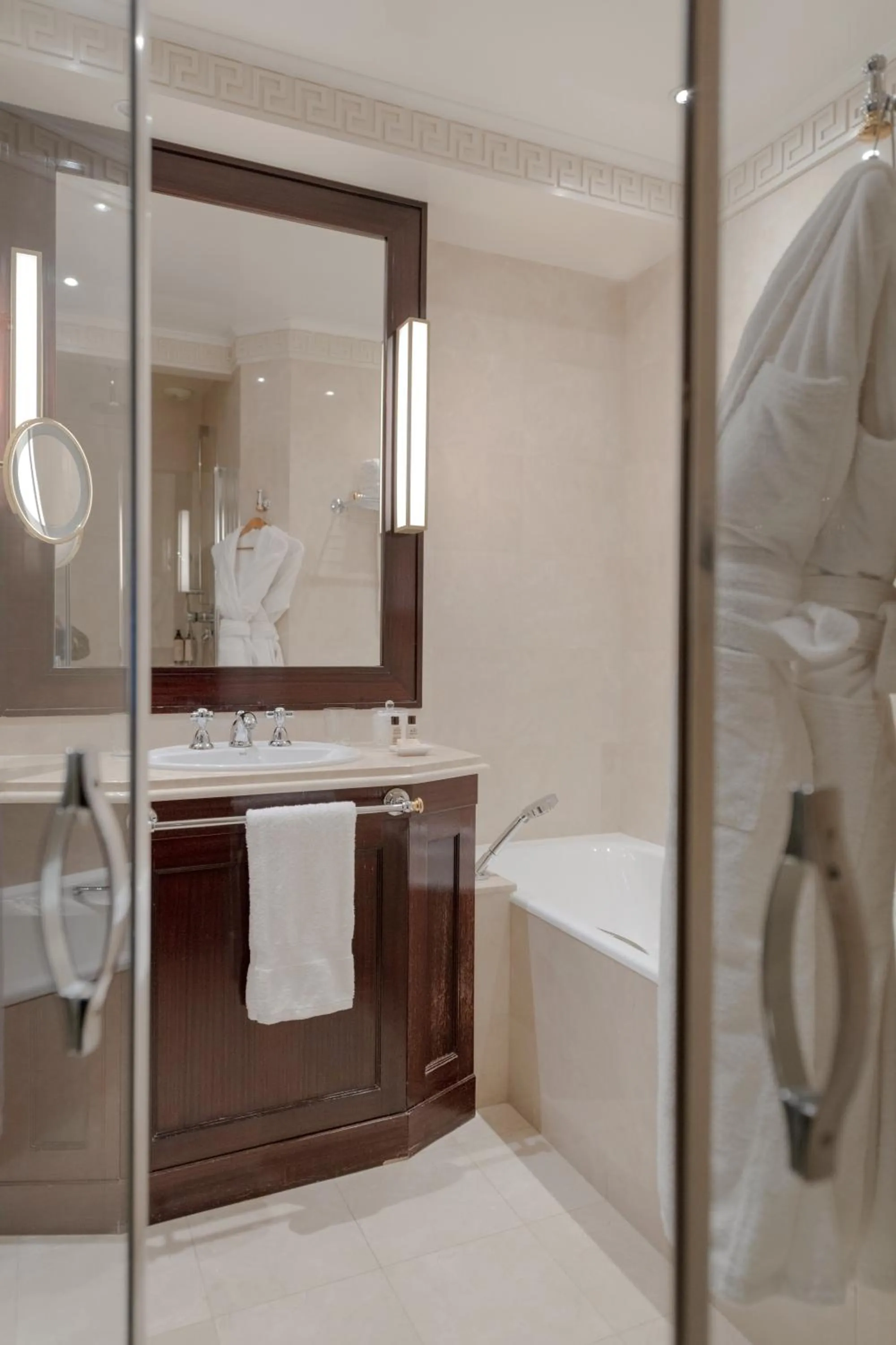 Shower in Hôtel Napoleon Paris