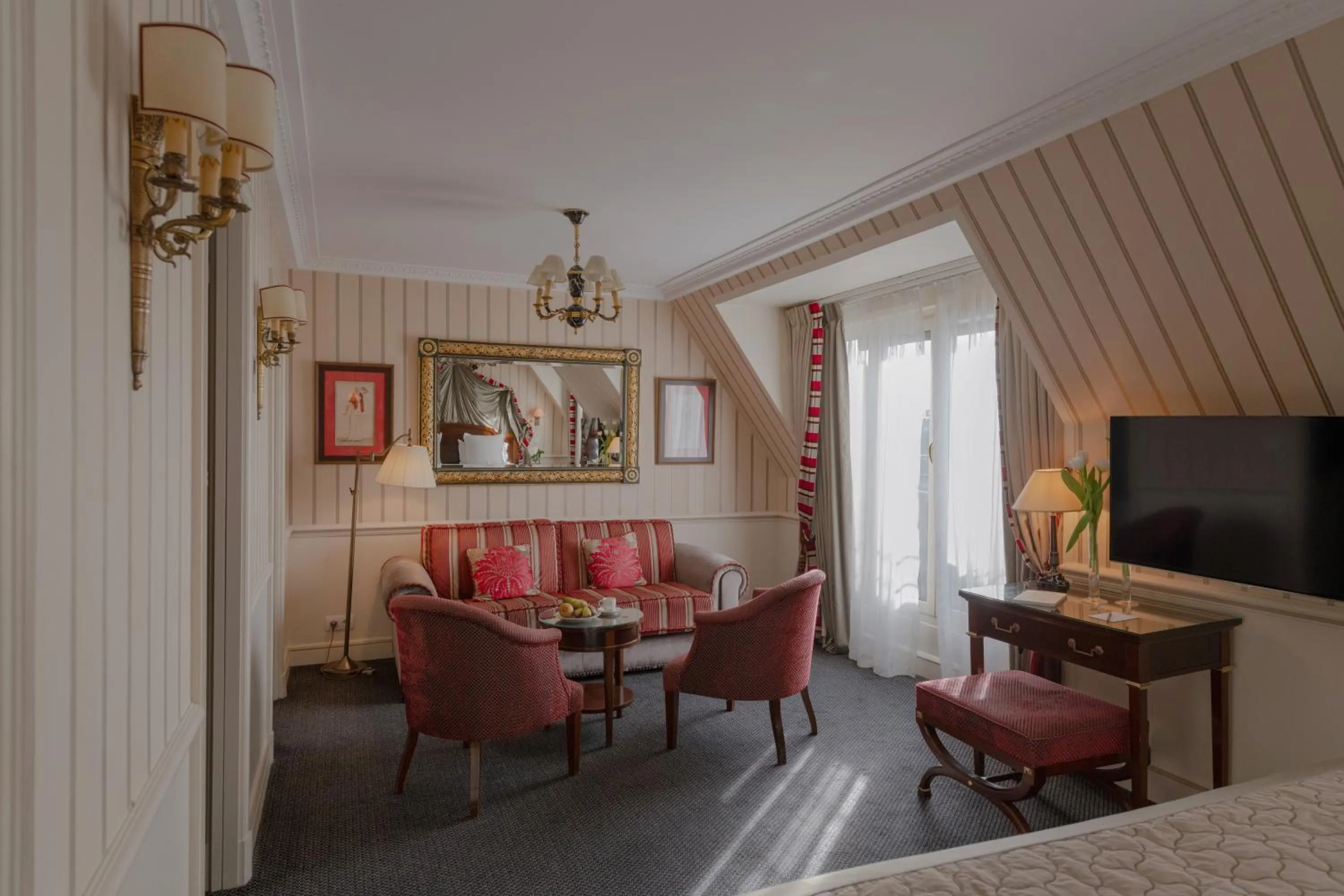 Communal lounge/ TV room in Hôtel Napoleon Paris