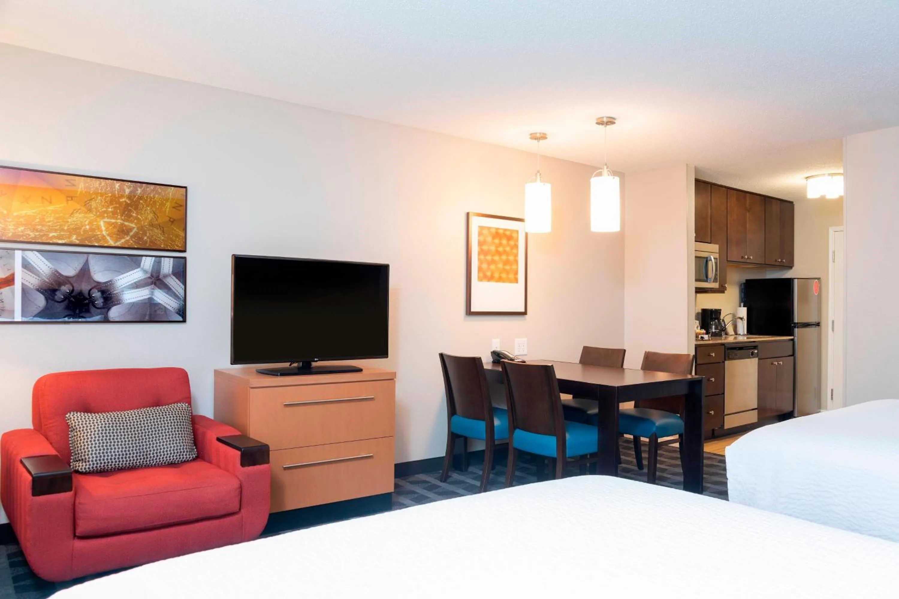 Living room, Bed in TownePlace Suites Fort Wayne North