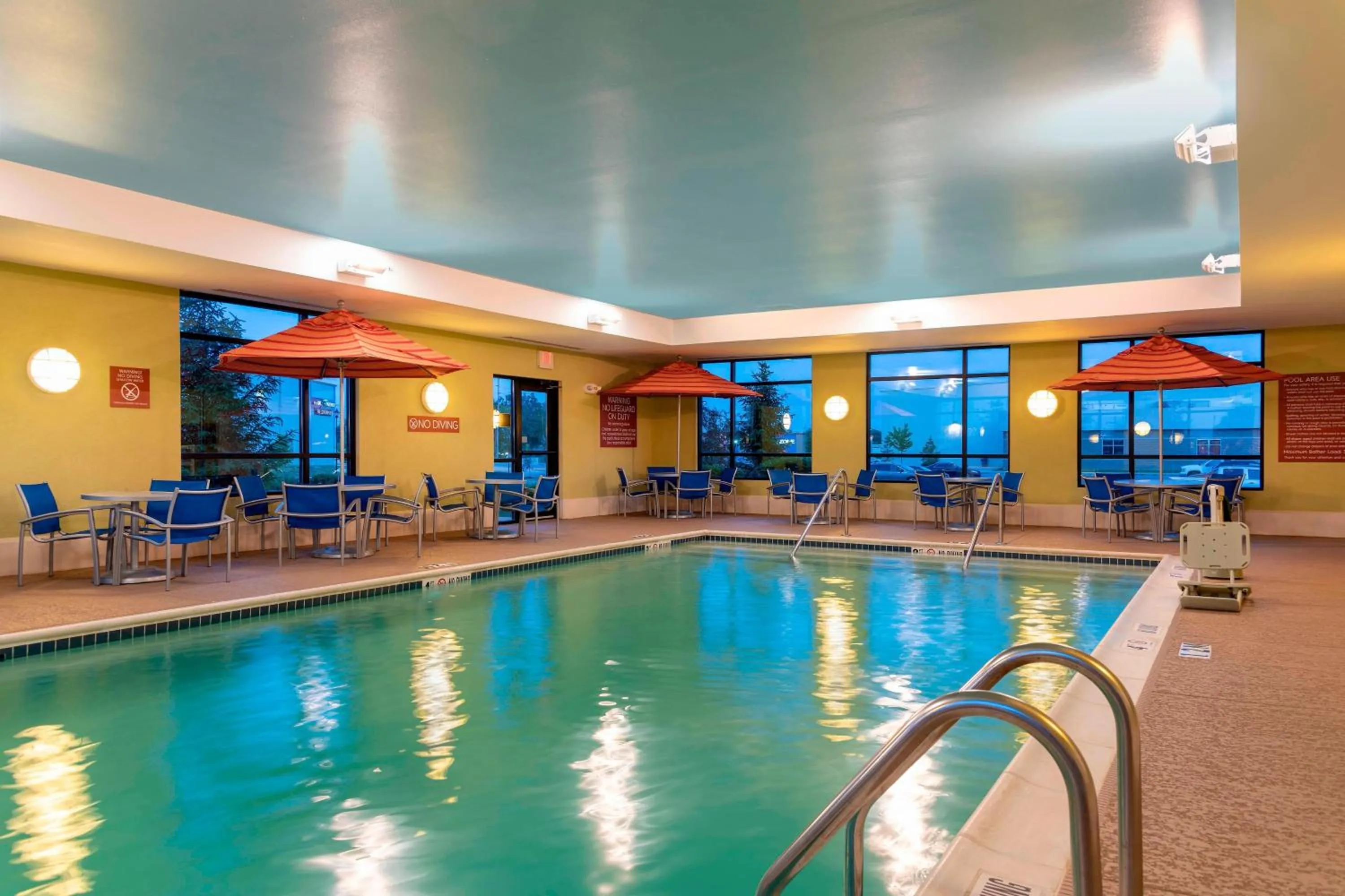 Swimming pool in TownePlace Suites Fort Wayne North