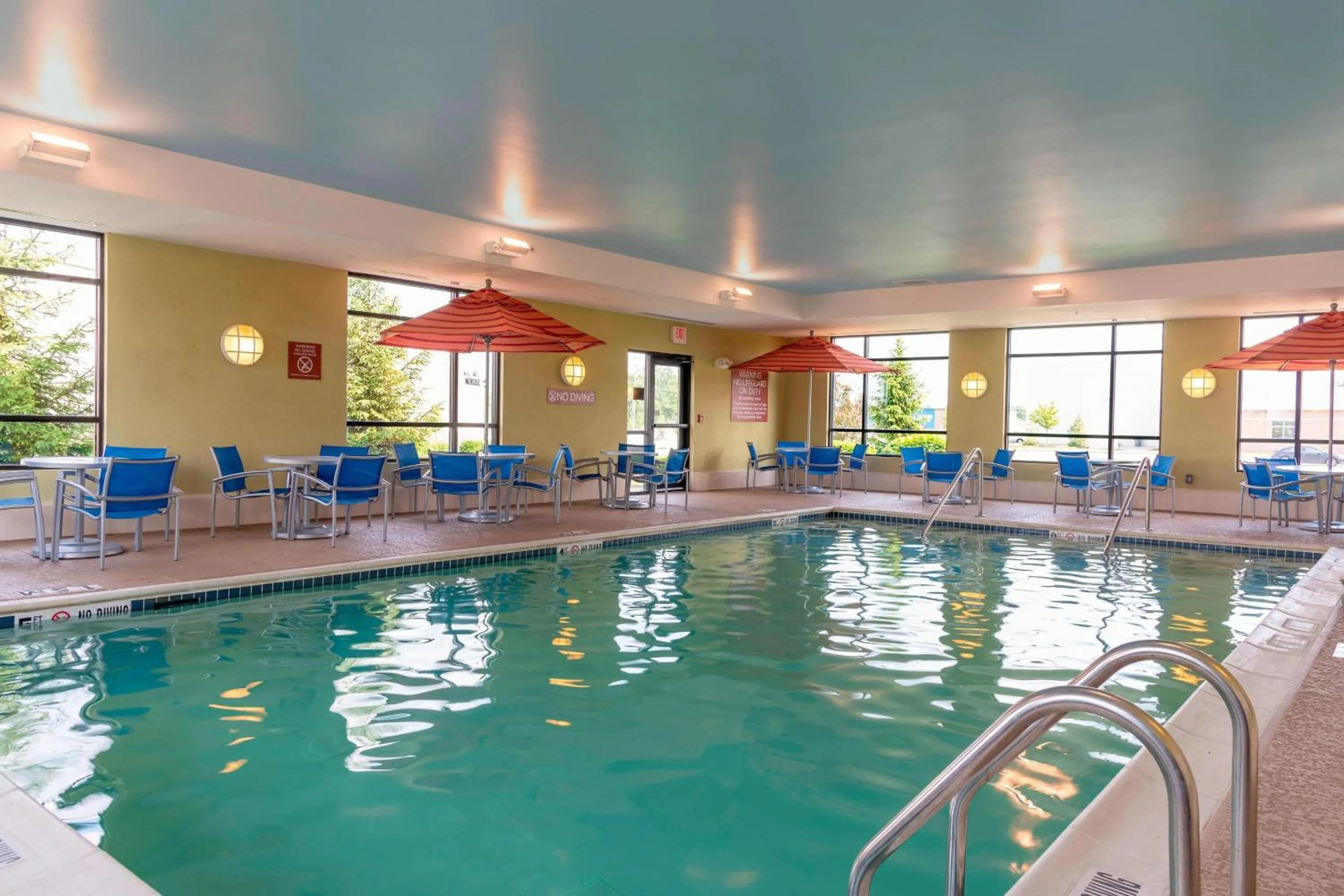 Swimming pool in TownePlace Suites Fort Wayne North