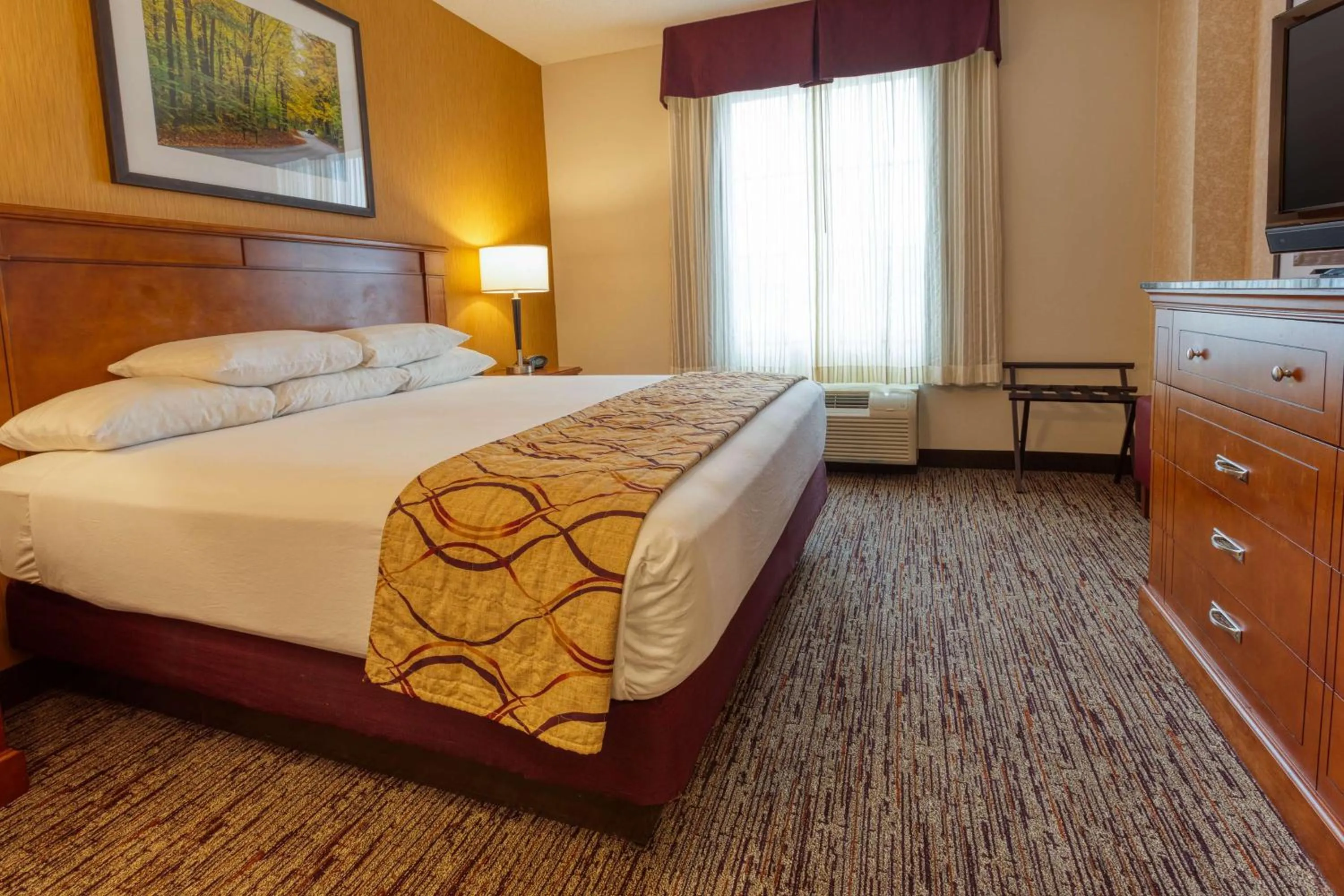 Photo of the whole room, Bed in Drury Inn & Suites Indianapolis Northeast