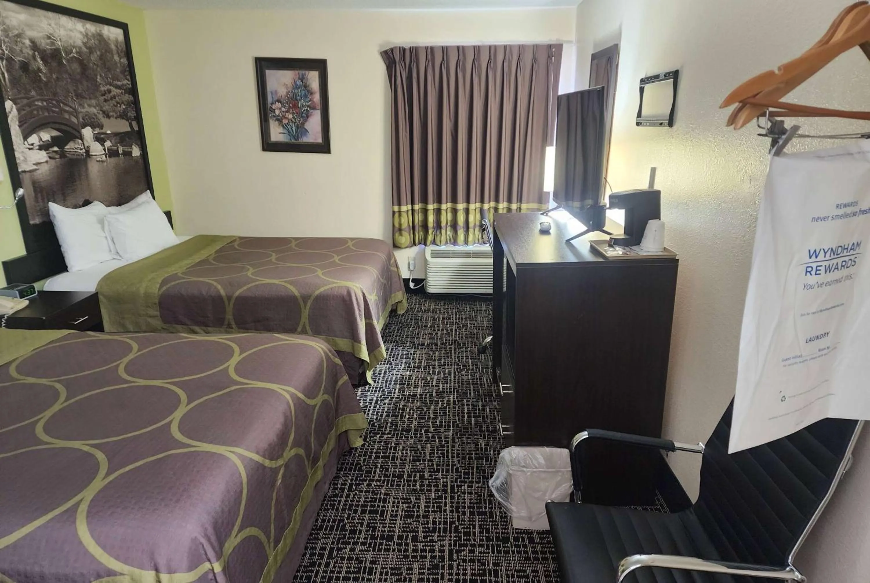 Photo of the whole room, Bed in Super 8 by Wyndham Galesburg