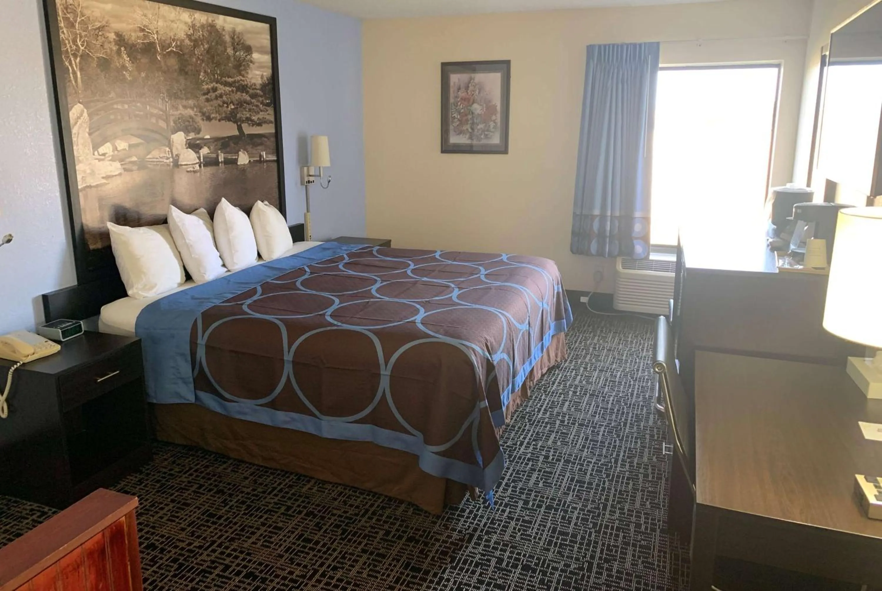 Photo of the whole room, Bed in Super 8 by Wyndham Galesburg