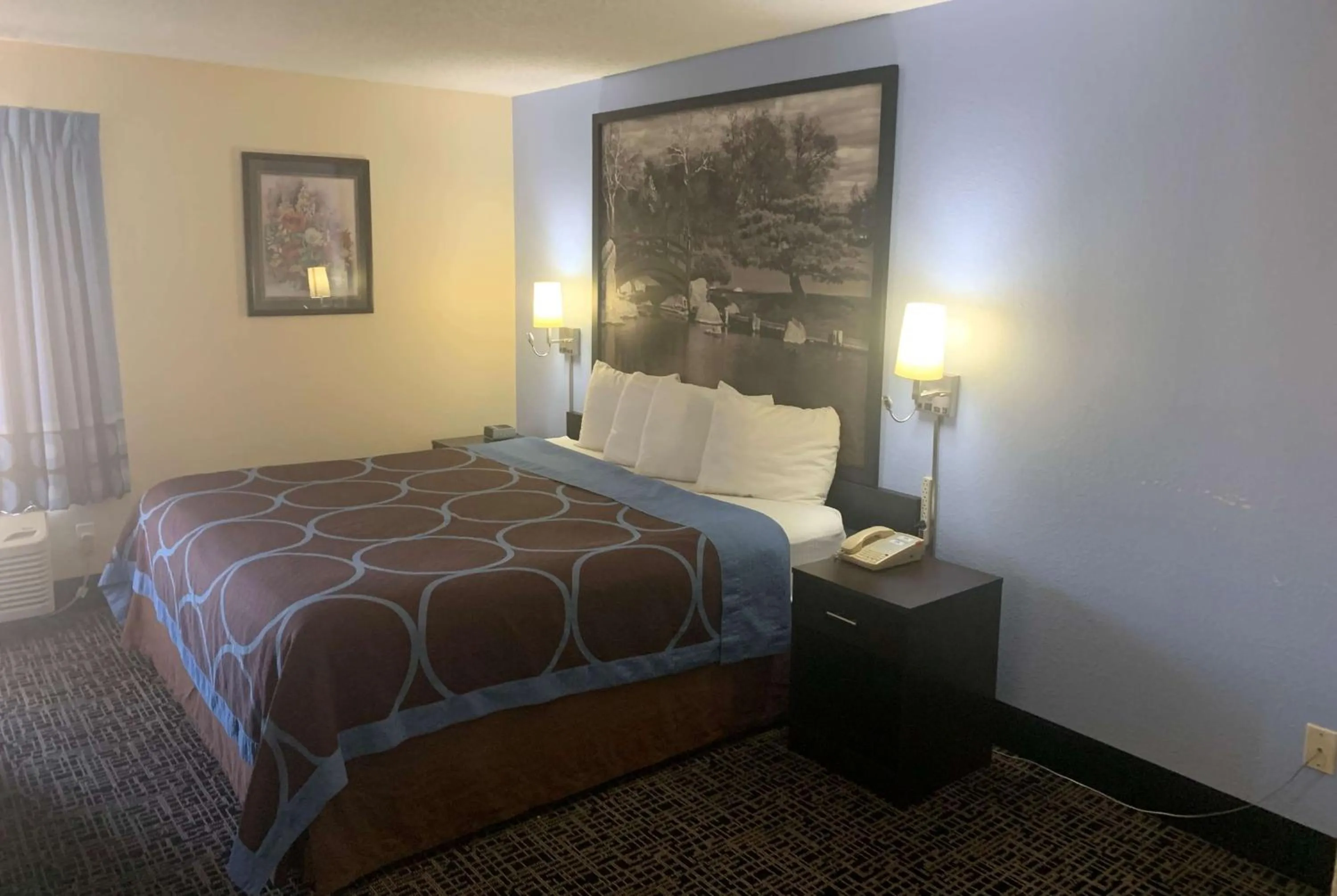 Photo of the whole room, Bed in Super 8 by Wyndham Galesburg