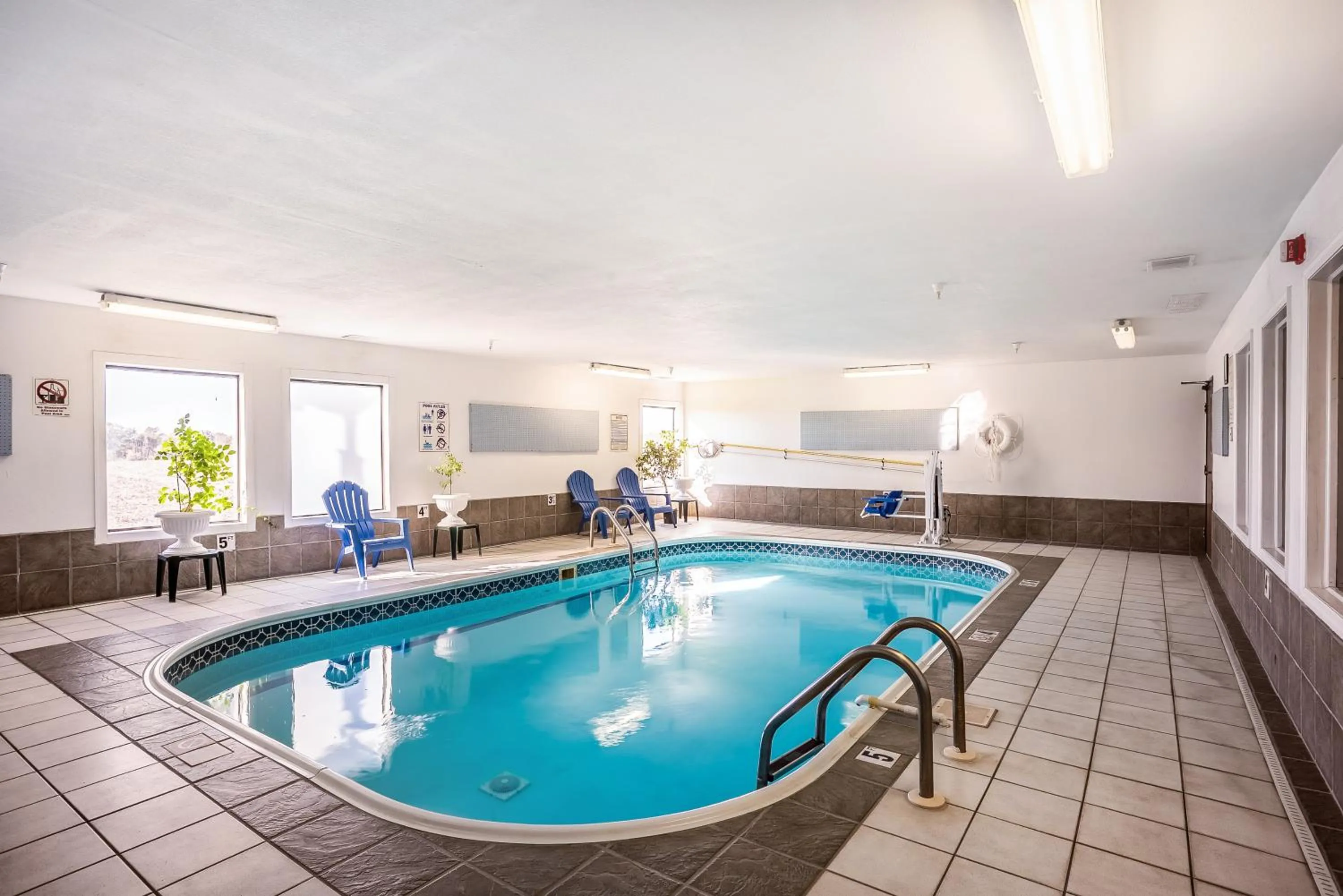 Swimming pool in Super 8 by Wyndham Galesburg
