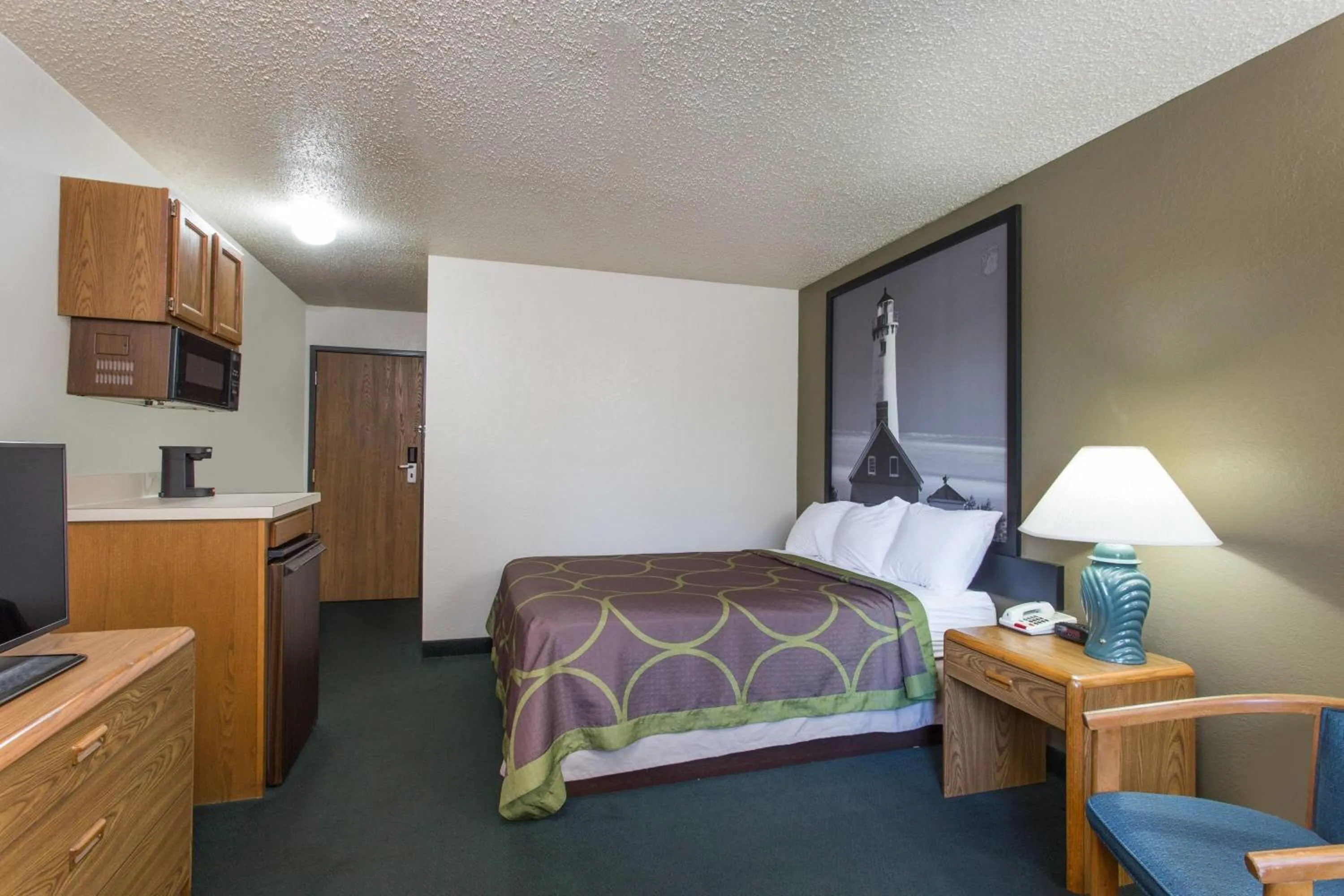 Photo of the whole room, Bed in Super 8 by Wyndham Houghton Lake