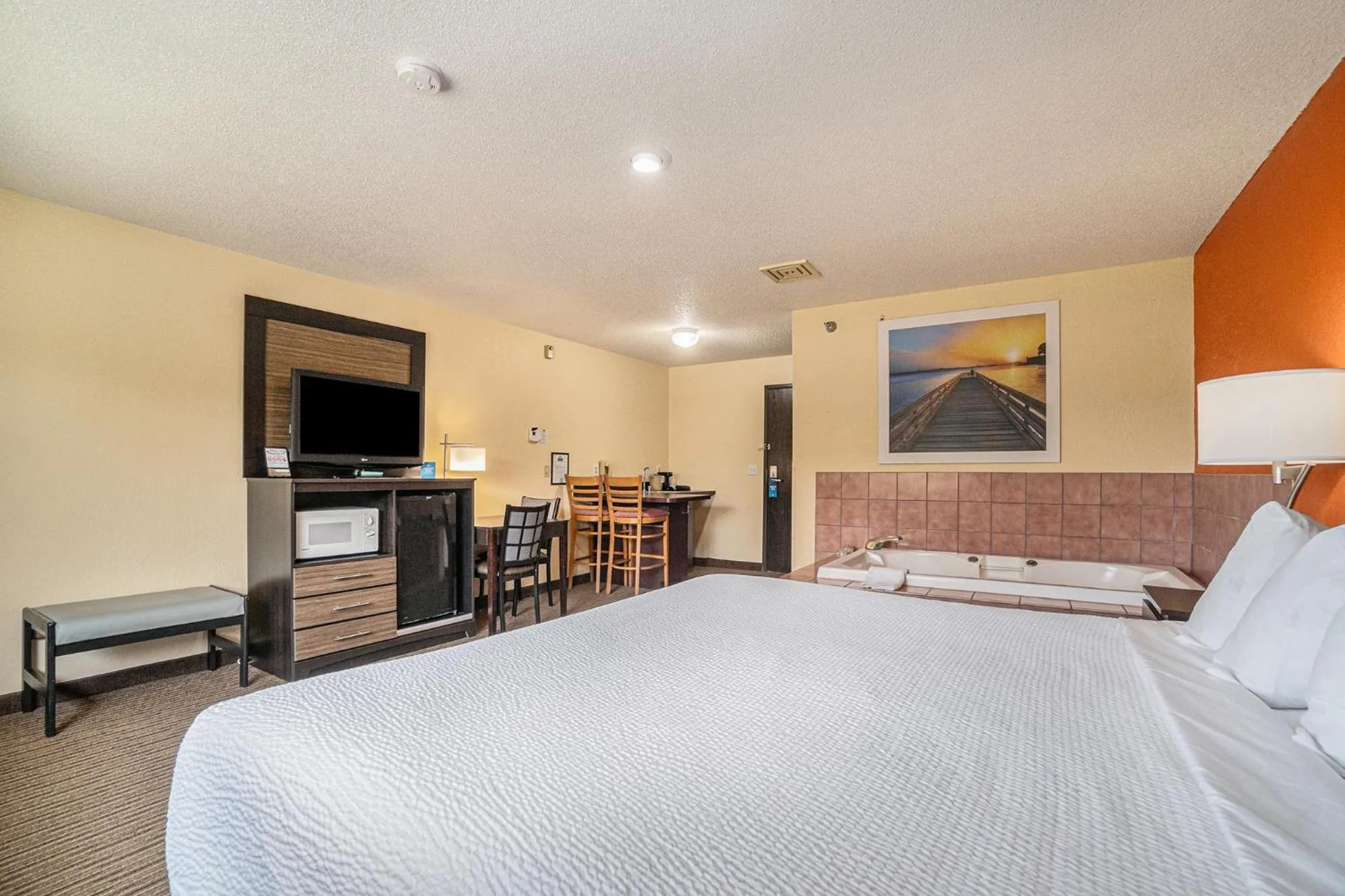 Bed in Days Inn & Suites by Wyndham Traverse City