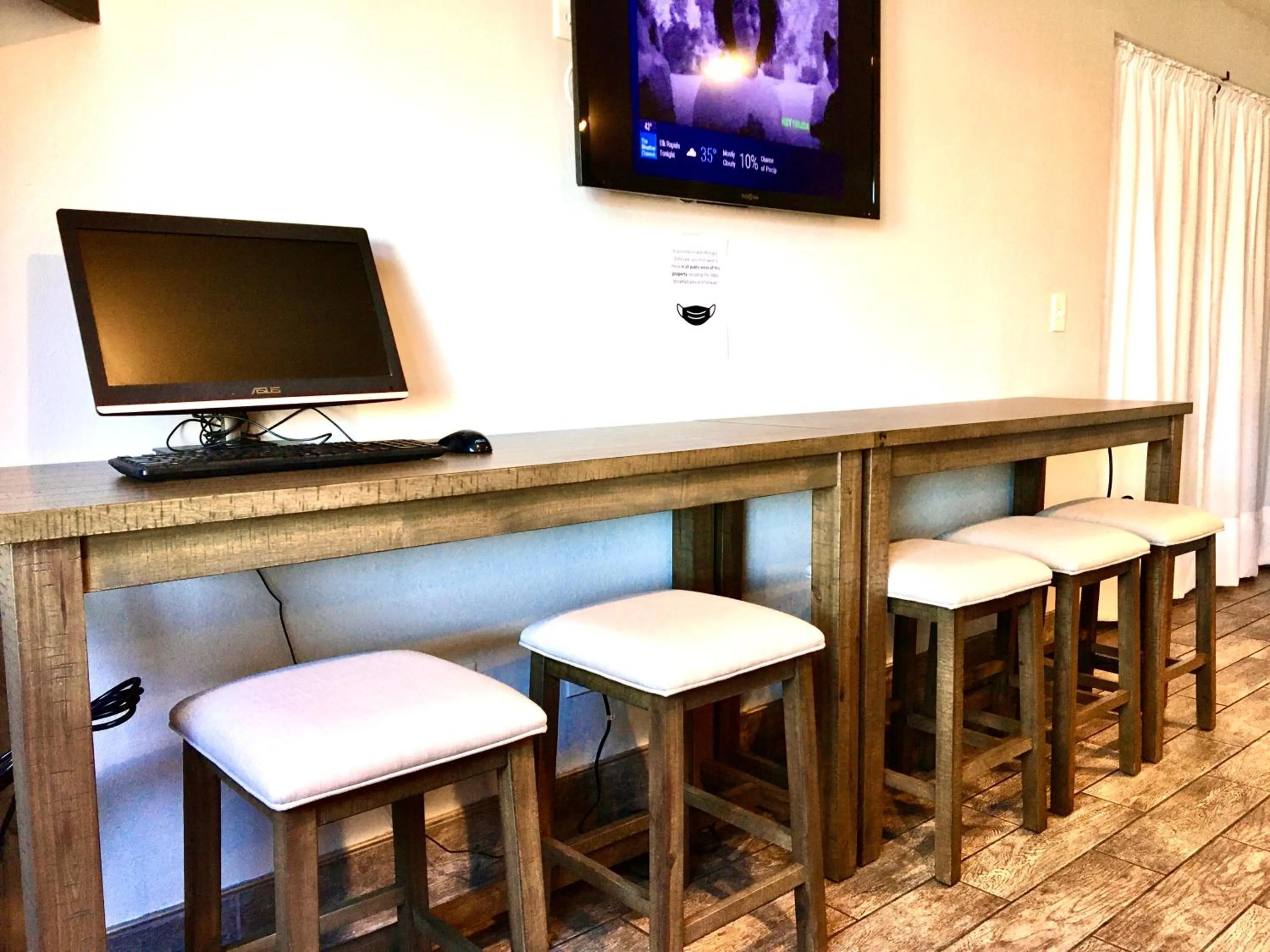 Communal lounge/ TV room in Days Inn & Suites by Wyndham Traverse City