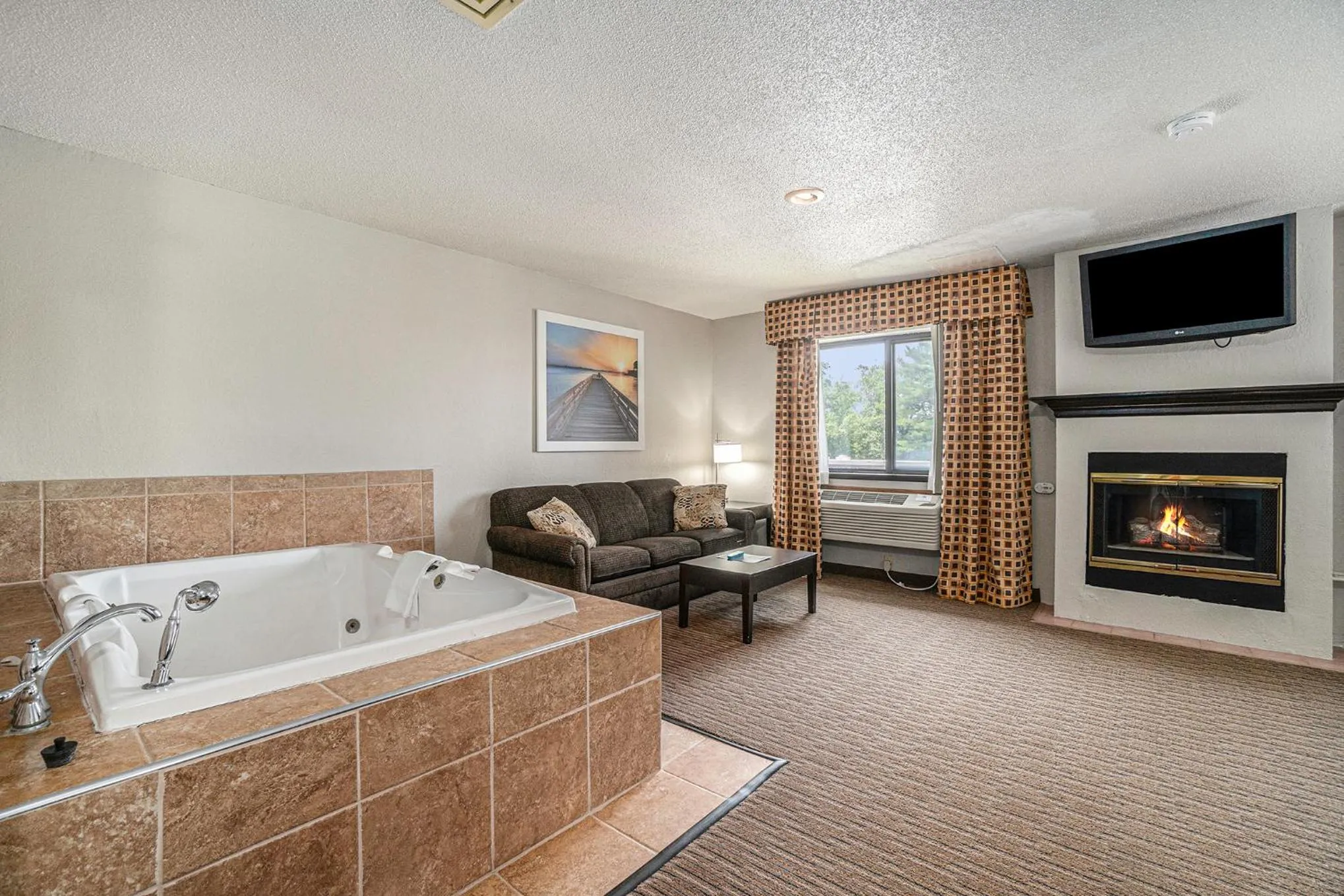 Hot Tub in Days Inn & Suites by Wyndham Traverse City