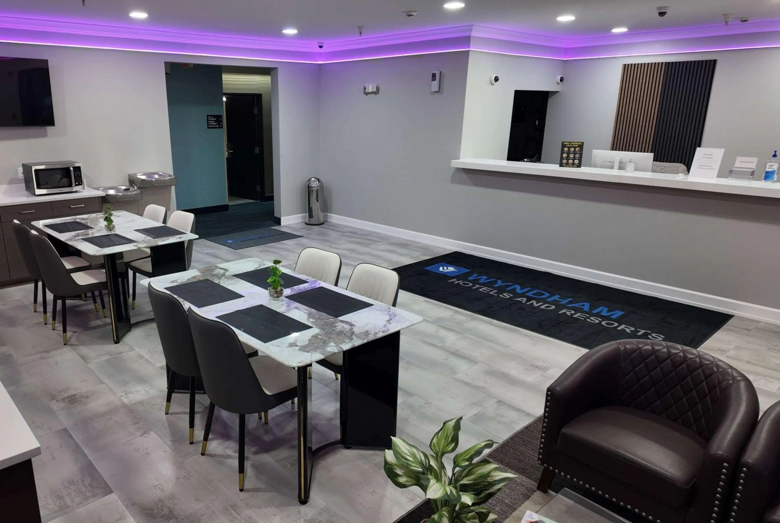 Lobby or reception in Super 8 by Wyndham Hampshire IL