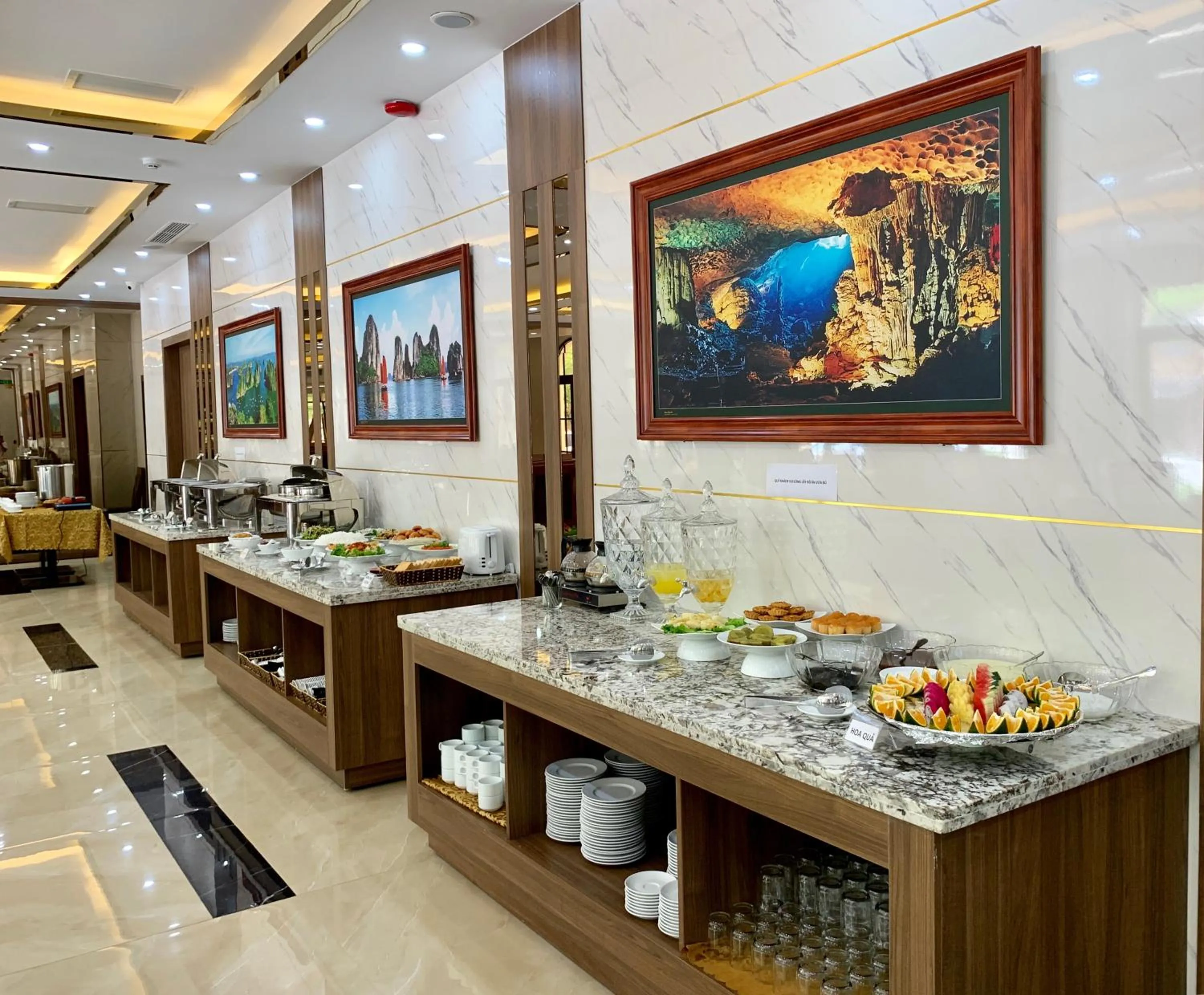 Restaurant/places to eat in Emma Hotel