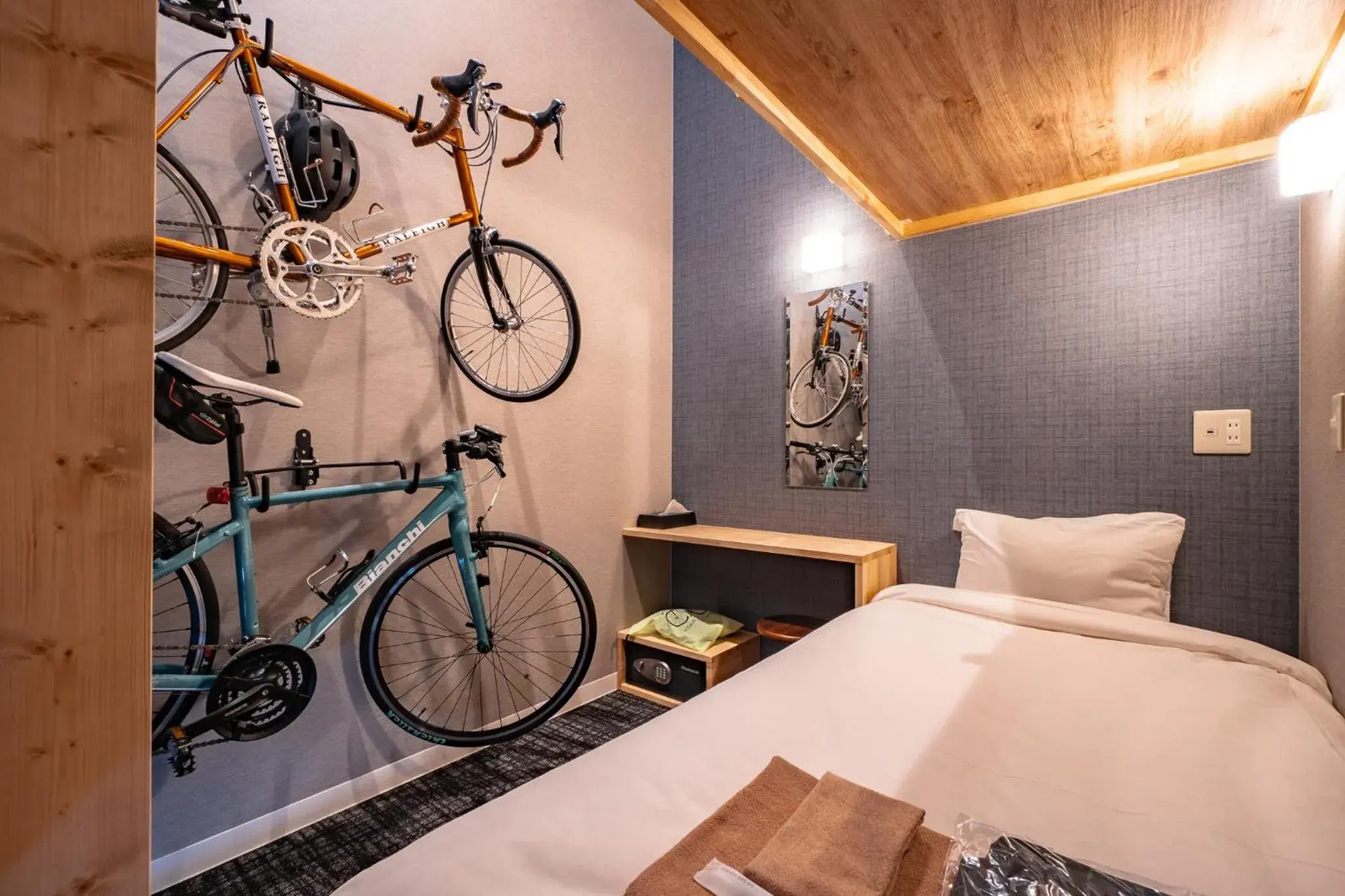 Twin Room with Shared Bathroom in I-Link Hostel & Cafe Shimanami Twin Room with Shared Bathroom in I-Link Hostel & Cafe Shimanami