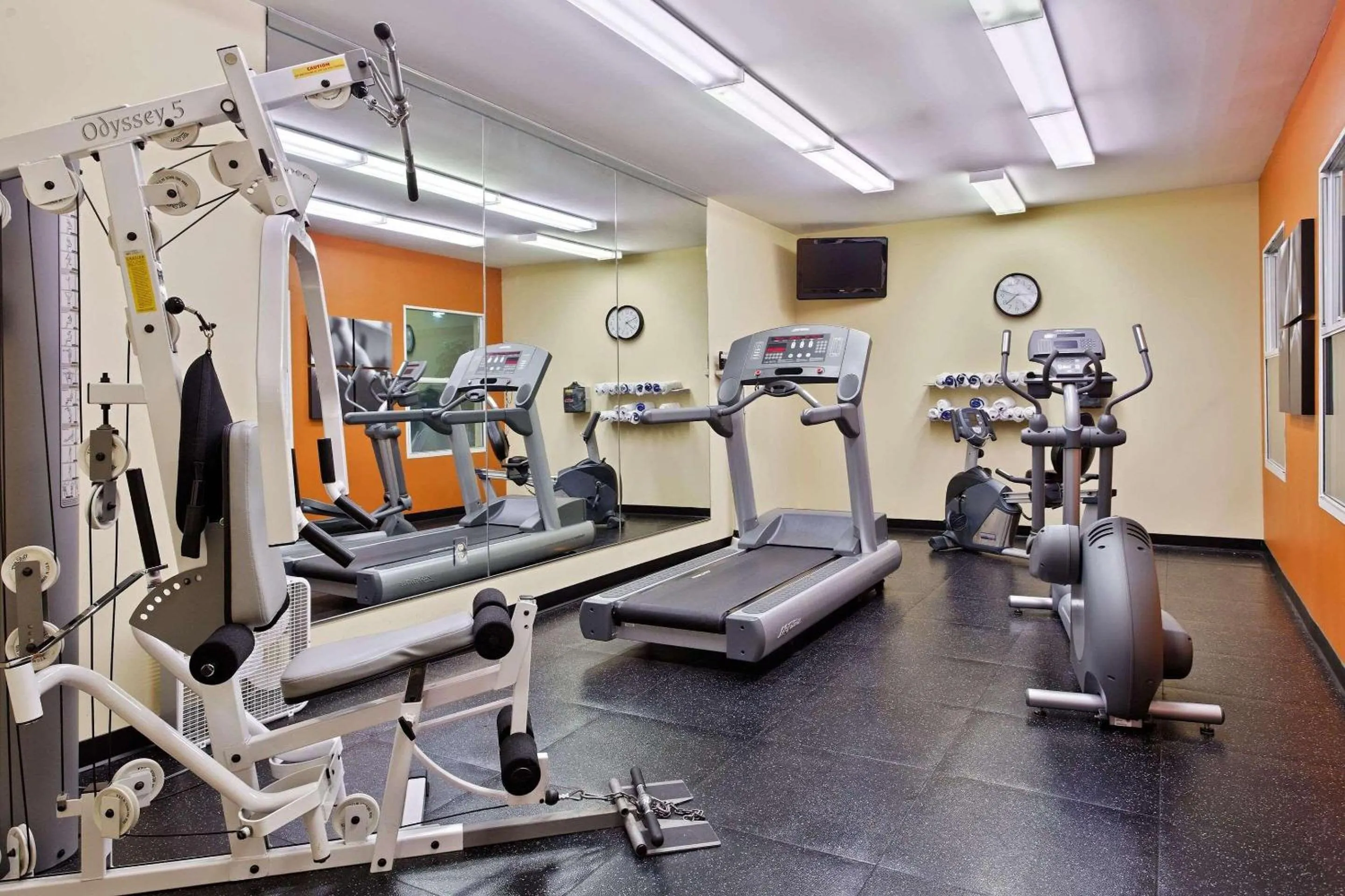 Fitness centre/facilities in Country Inn & Suites by Radisson, Moline Airport