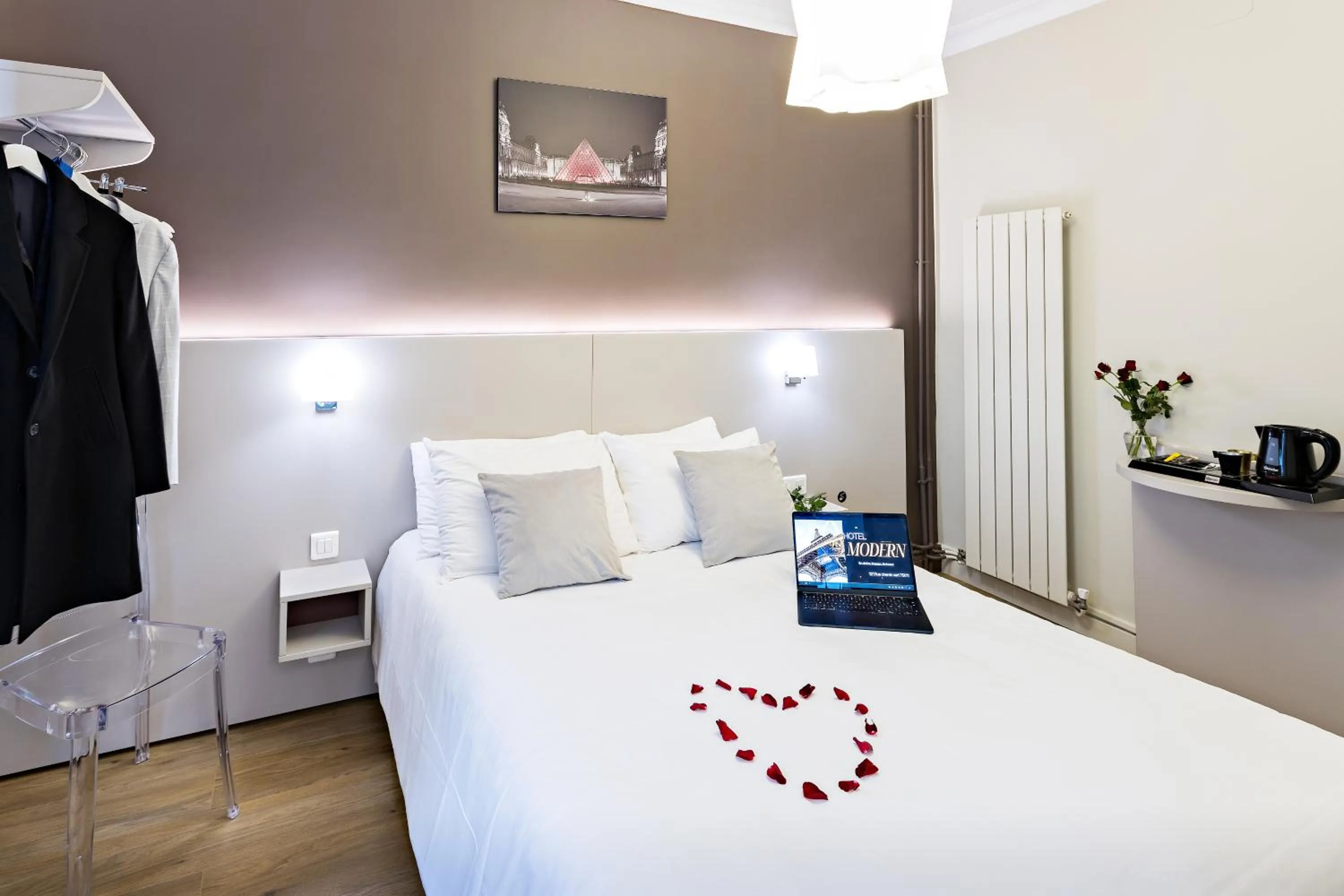 Quiet street view, Bed in Modern Hotel