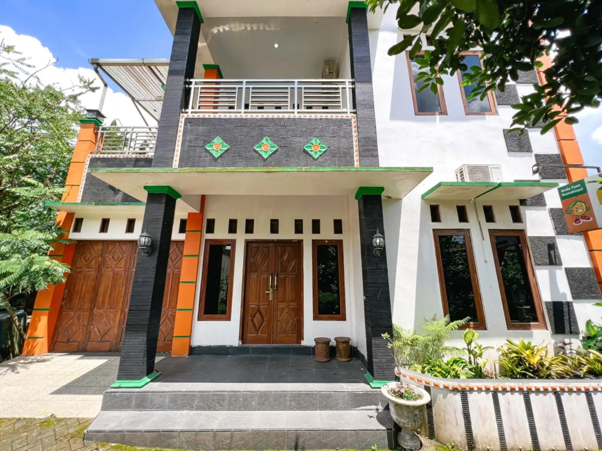Property building in Homestay Jakal Dekat UGM dan Wisata by Simply Homy Property building in Homestay Jakal Dekat UGM dan Wisata by Simply Homy