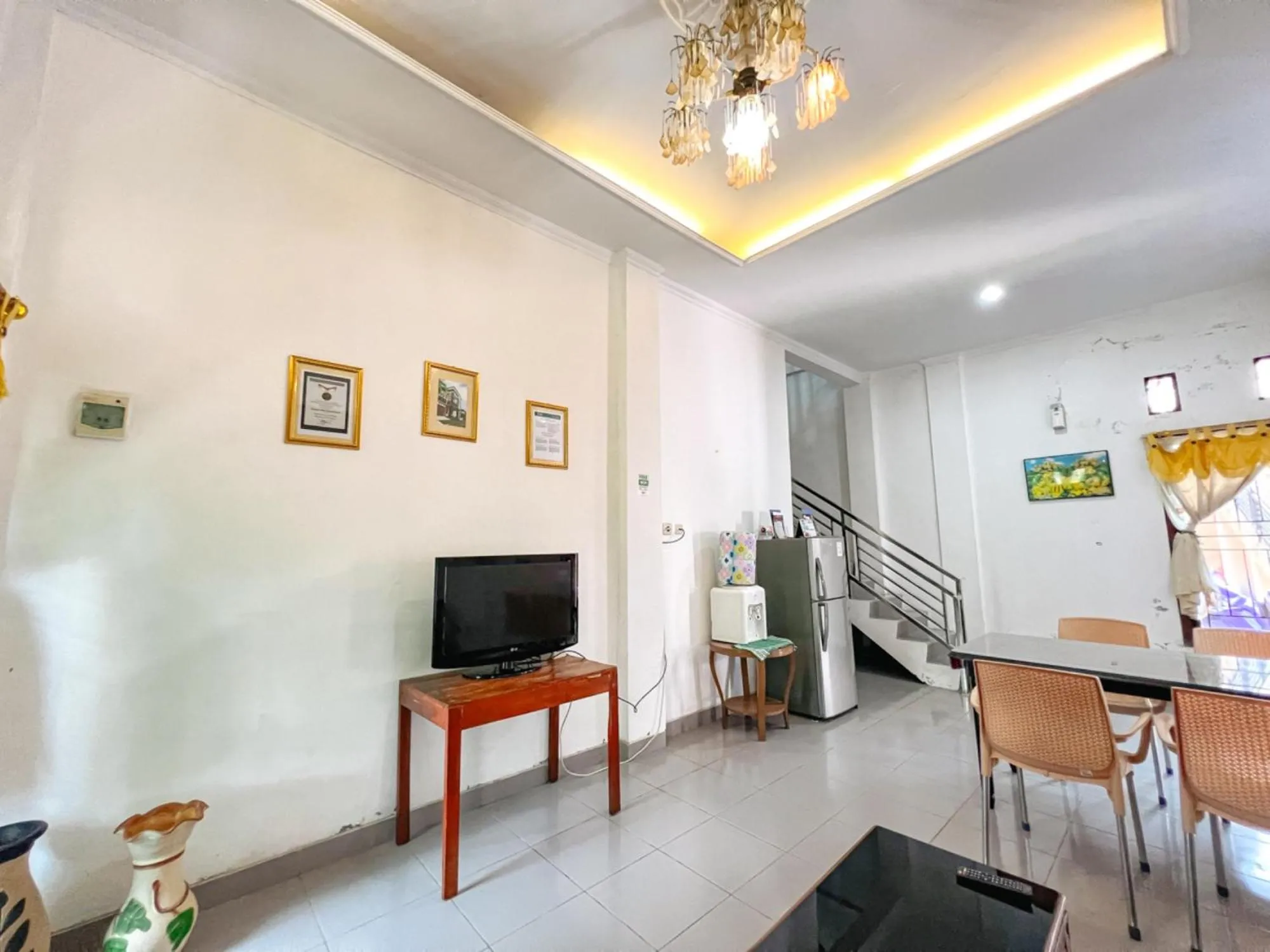 Communal lounge/ TV room in Homestay Jogja Jakal 3 Dekat UGM by Simply Homy