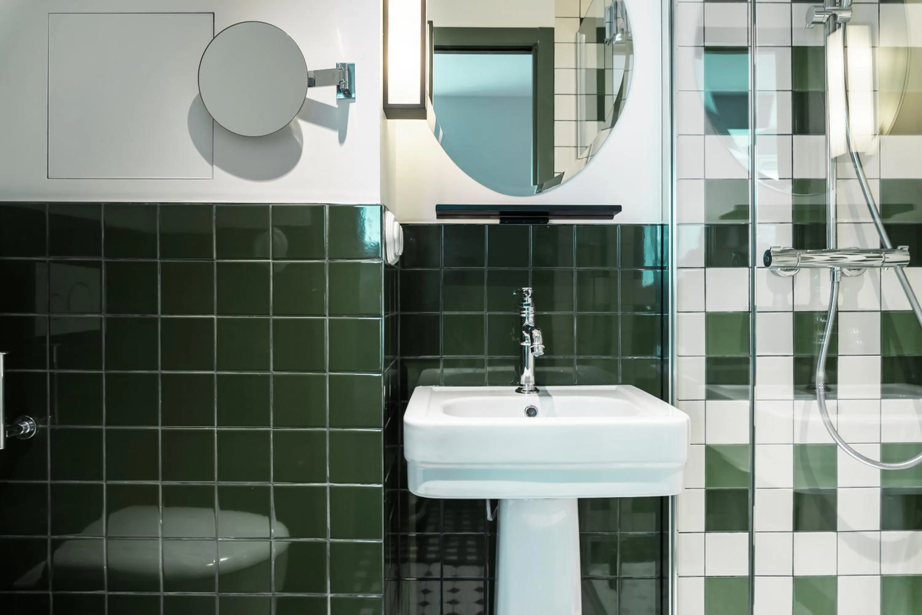 Shower in Kraft Hotel