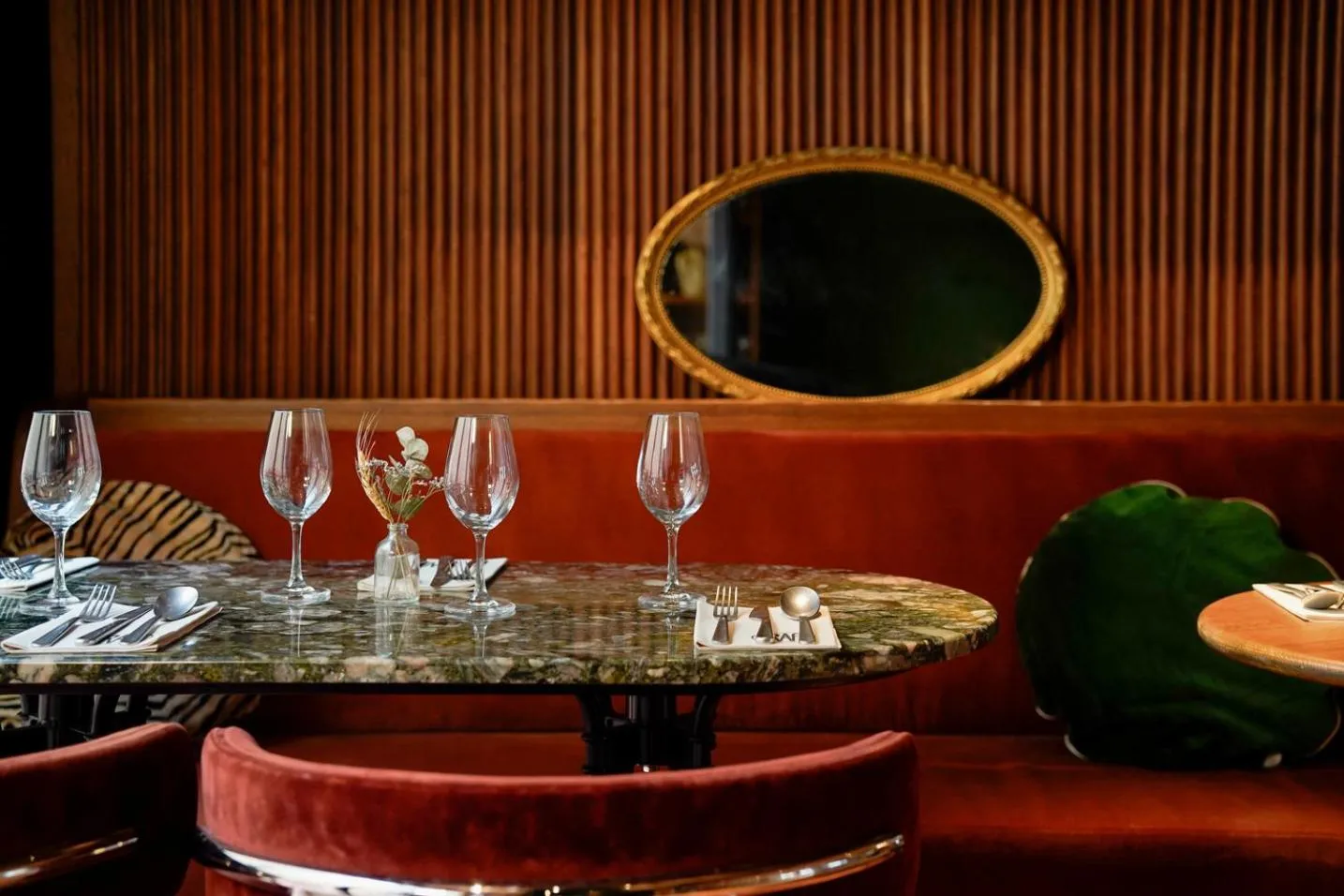 Restaurant/places to eat in Kraft Hotel