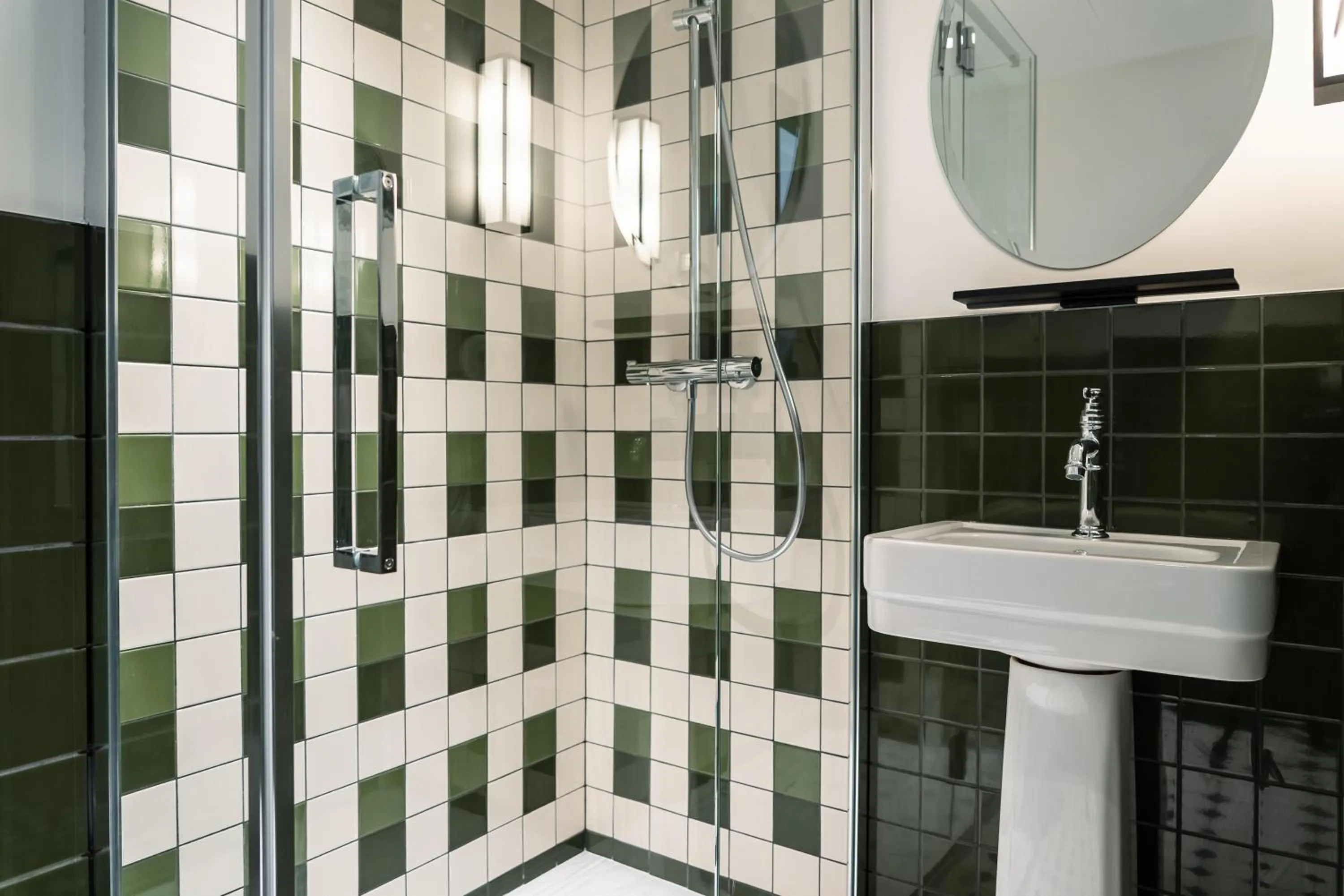 Shower in Kraft Hotel