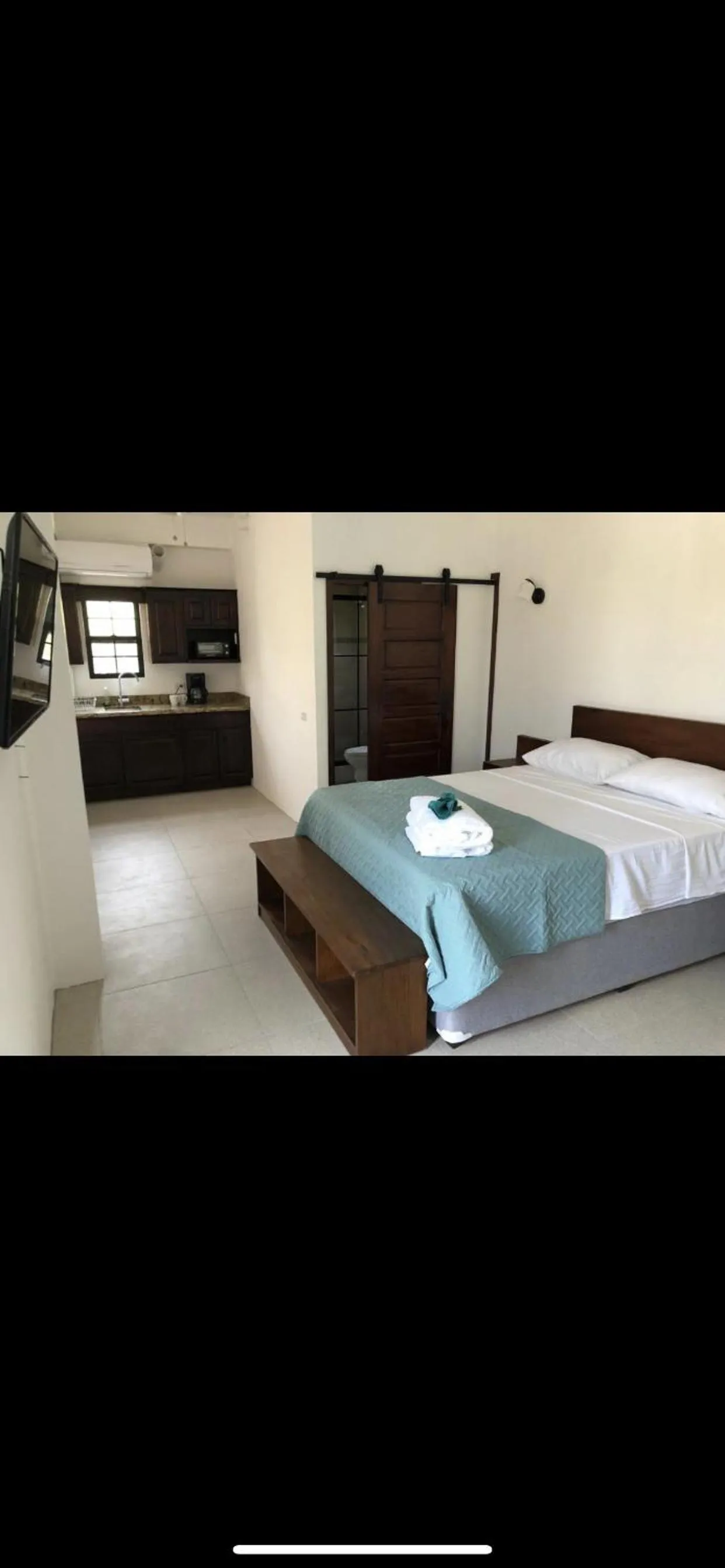 Photo of the whole room, Bed in Bay Towers