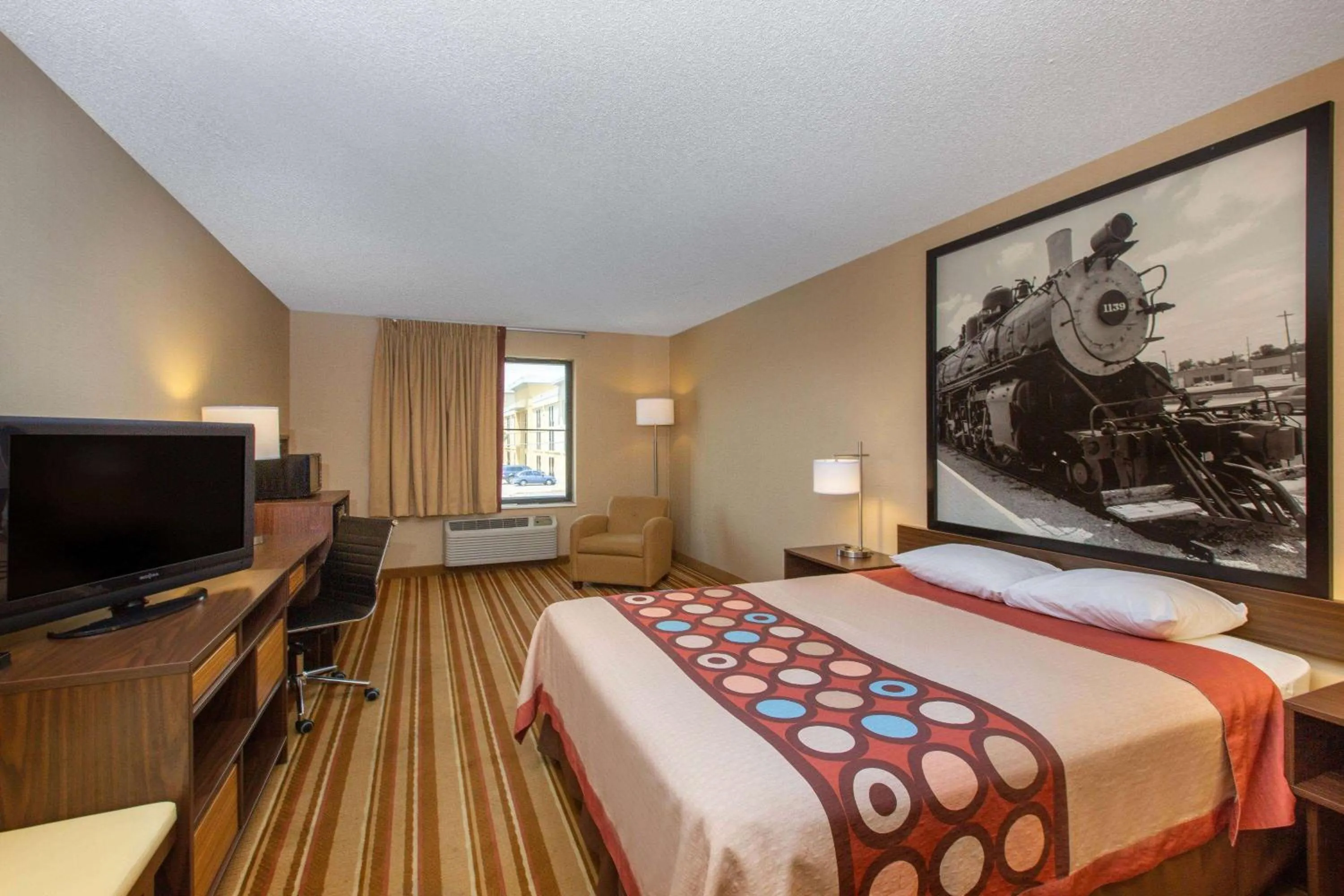 Photo of the whole room, Bed in Super 8 by Wyndham Salina I-70