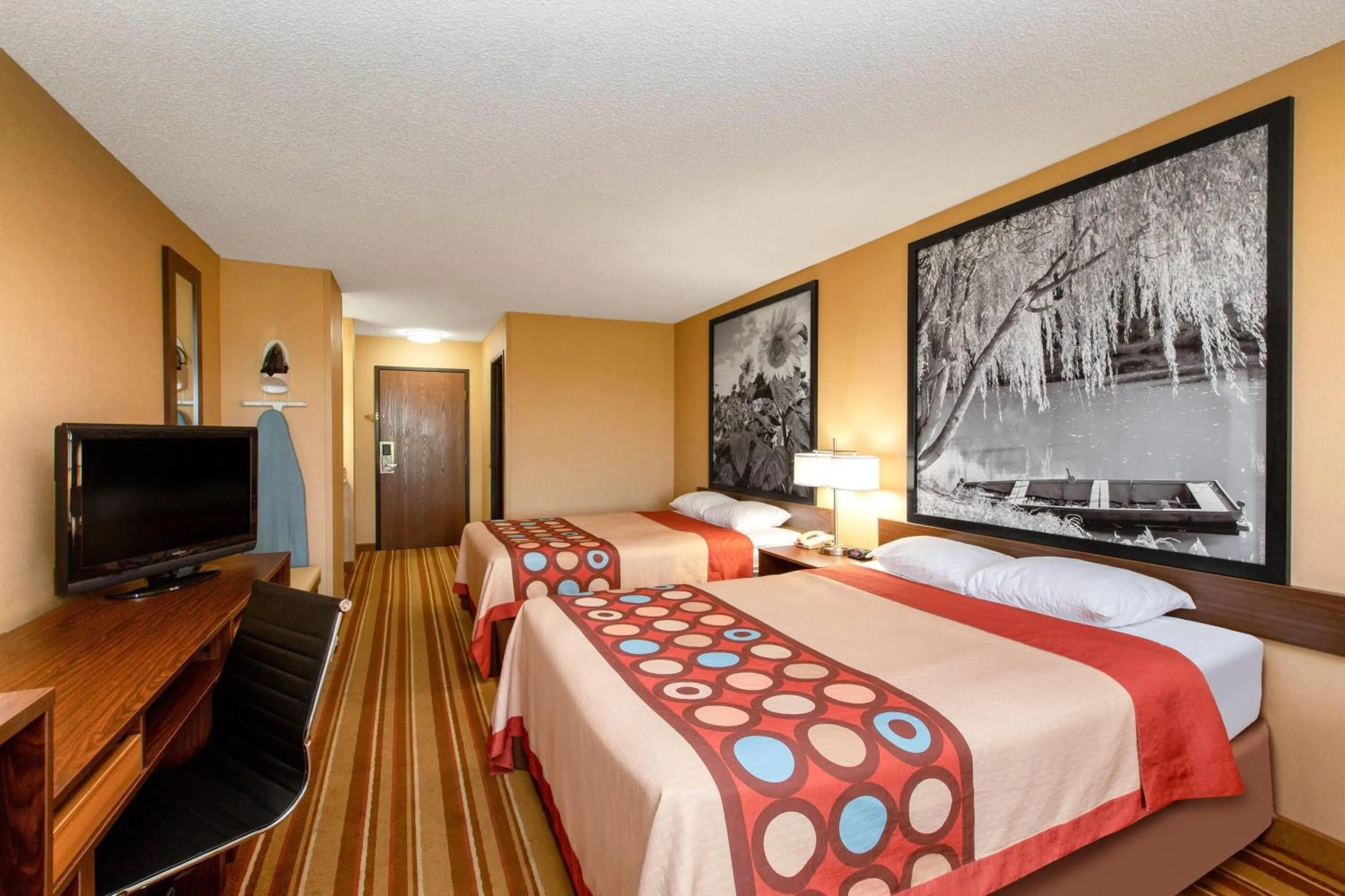 Photo of the whole room, Bed in Super 8 by Wyndham Salina I-70