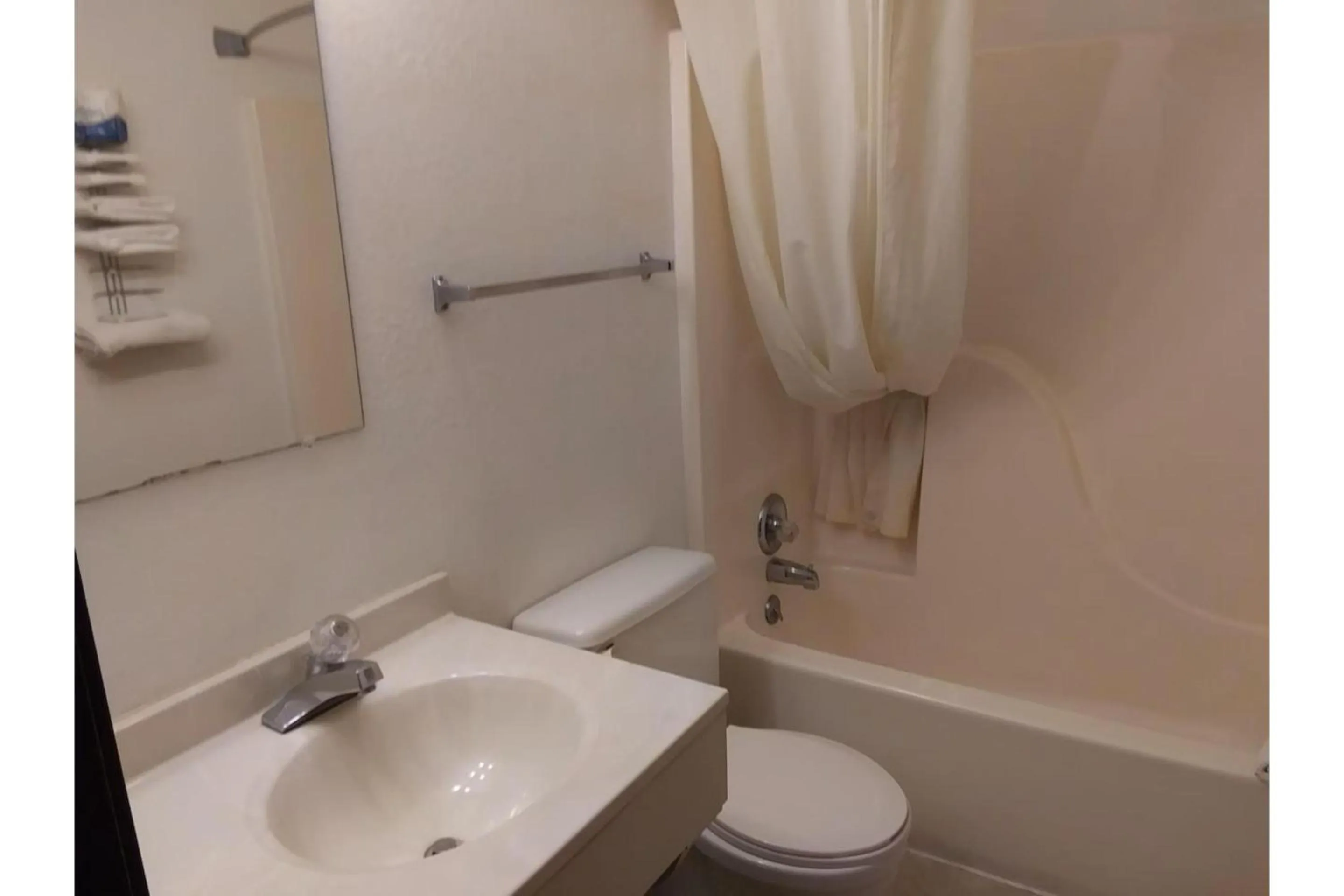 Bathroom in The Brookside Motel by Belvilla Keystone Near Mt Rushmore