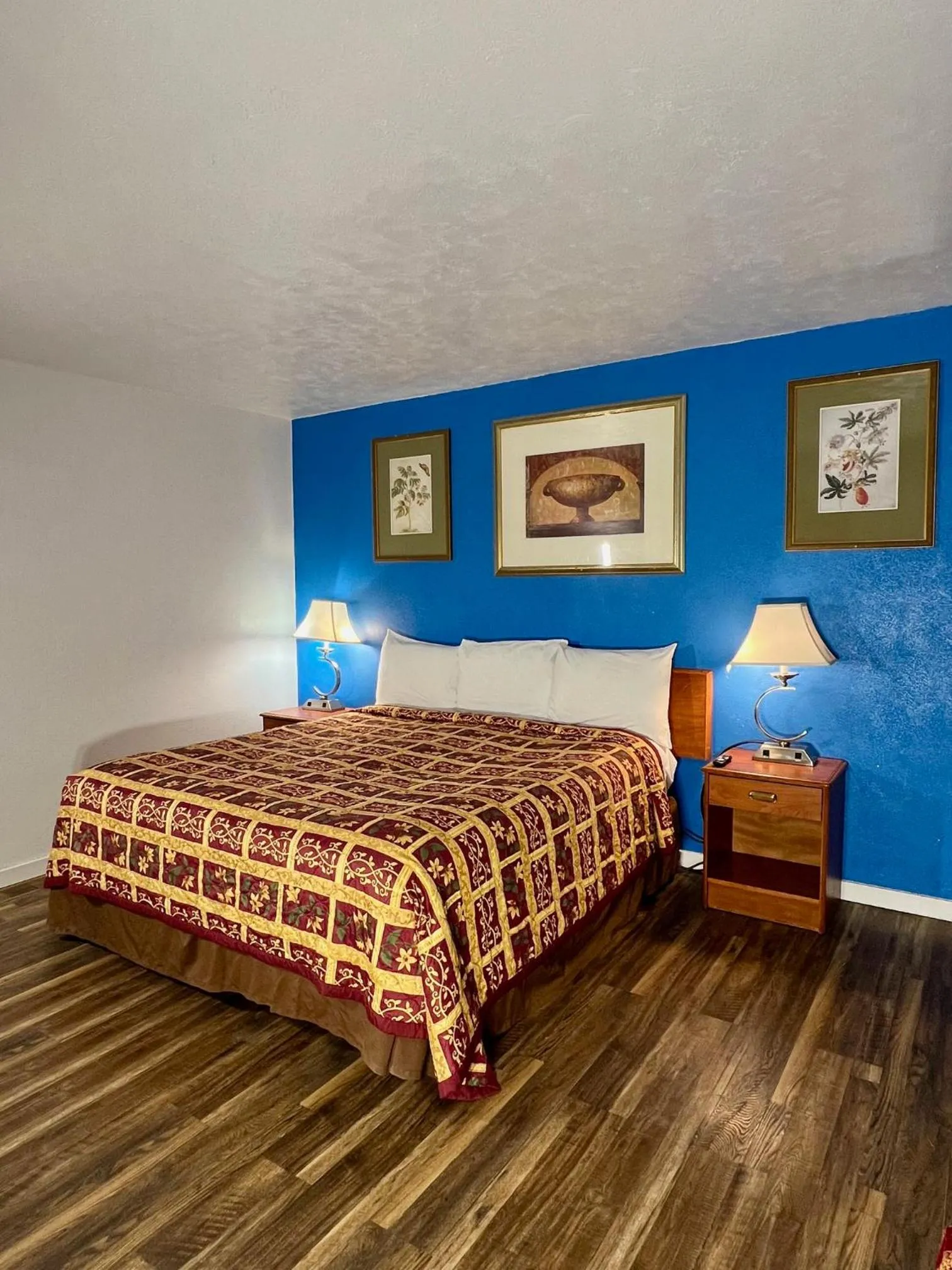 Bed in Village Inn Salina