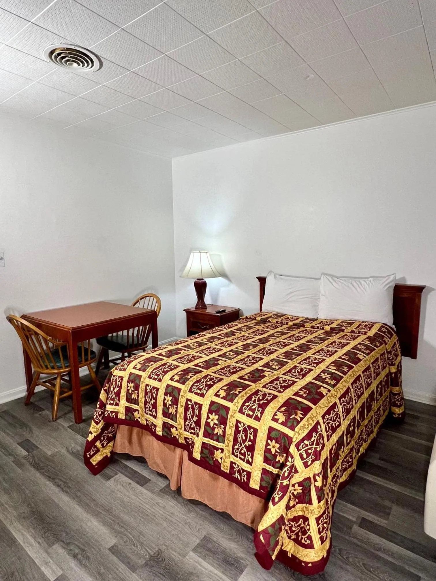 Bed in Village Inn Salina