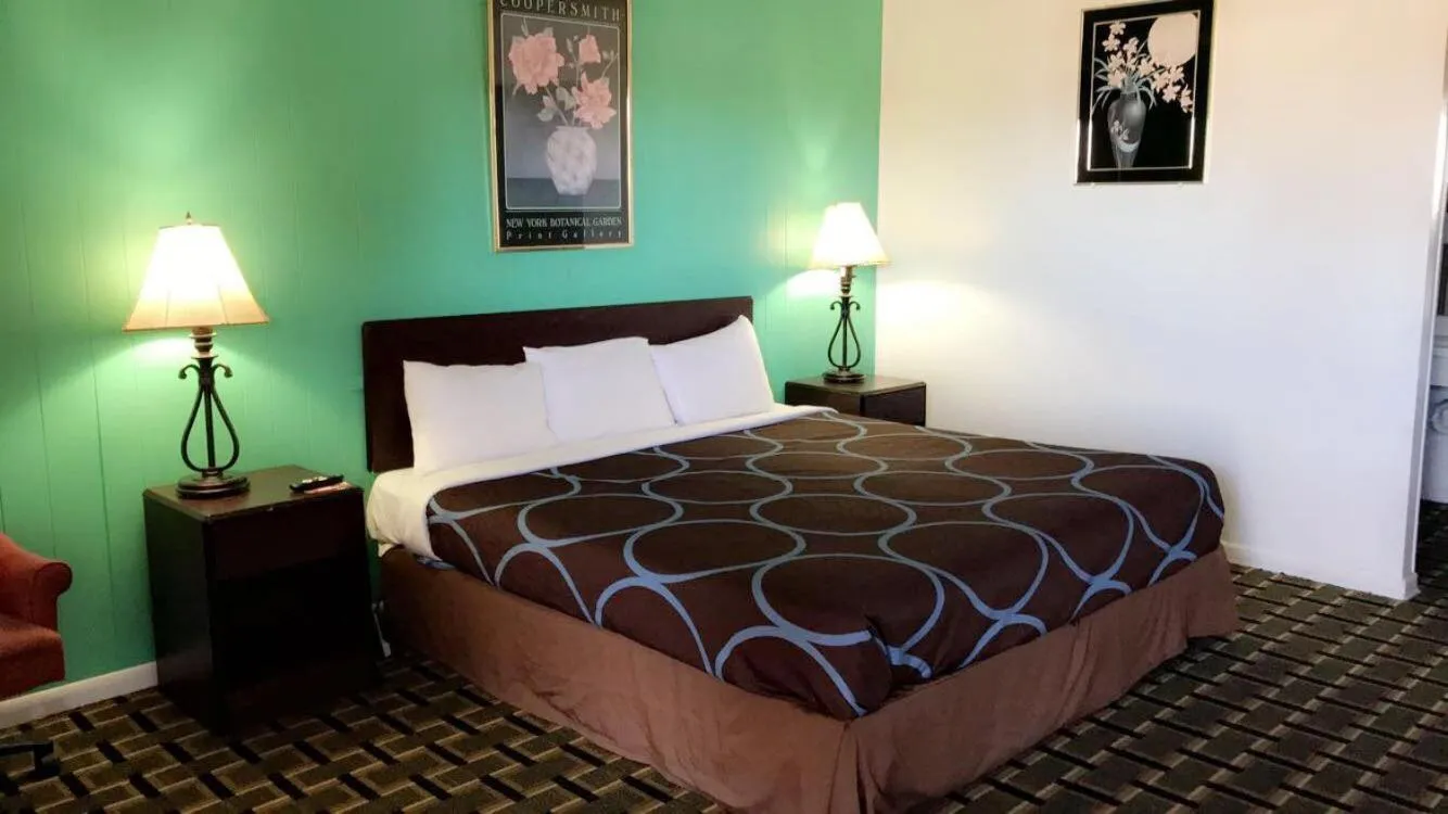 Bed in Village Inn Salina