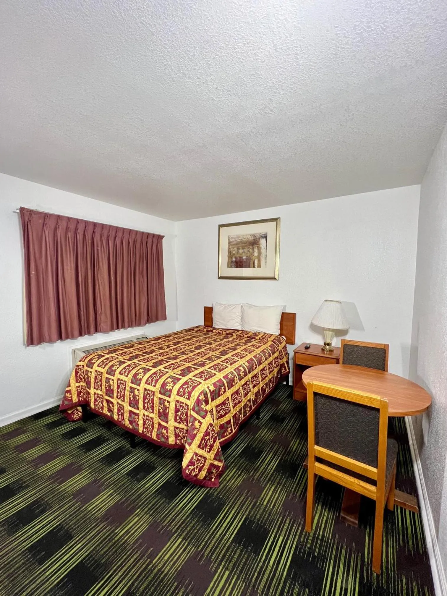 Bed in Village Inn Salina