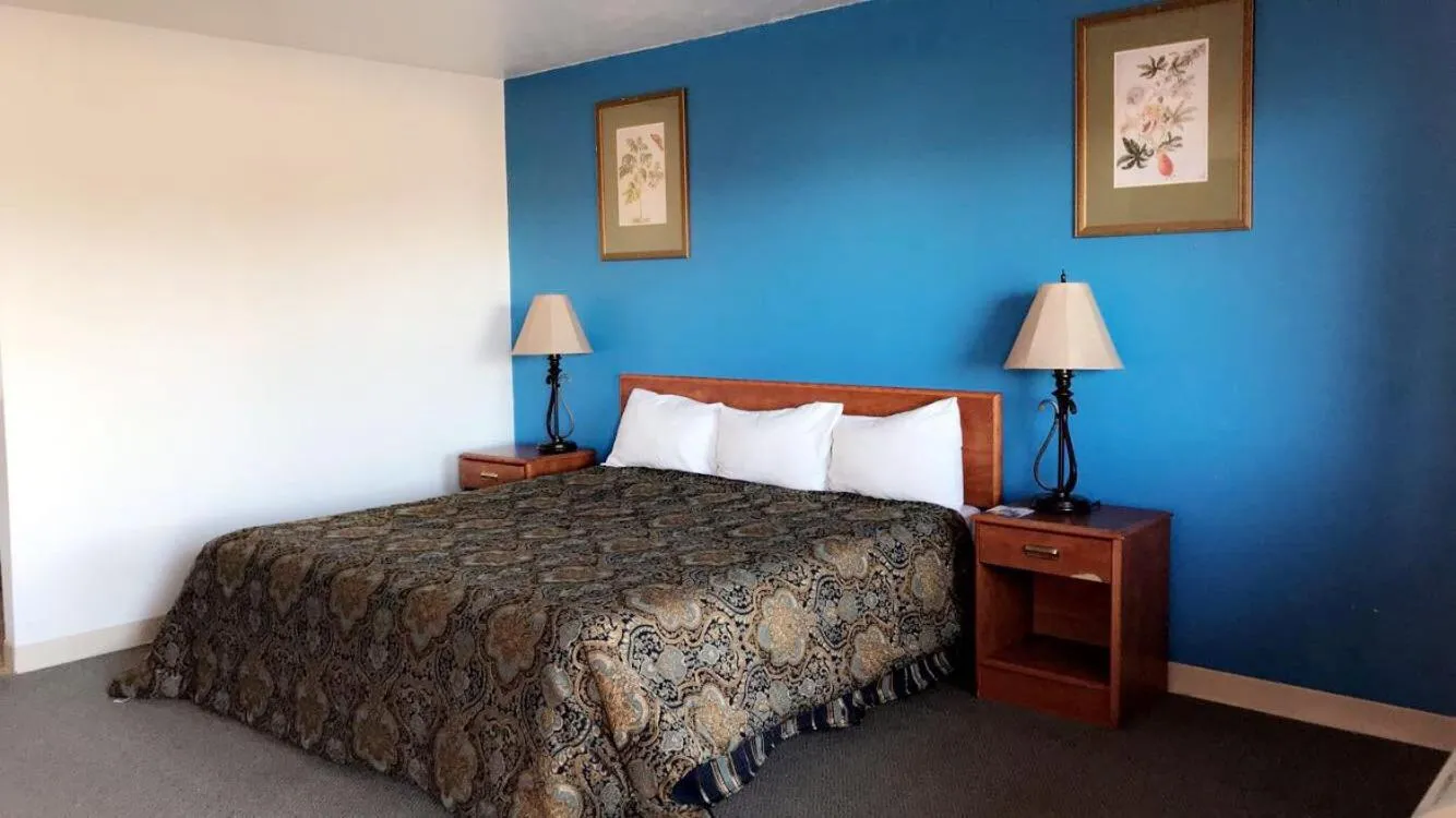 Bed in Village Inn Salina