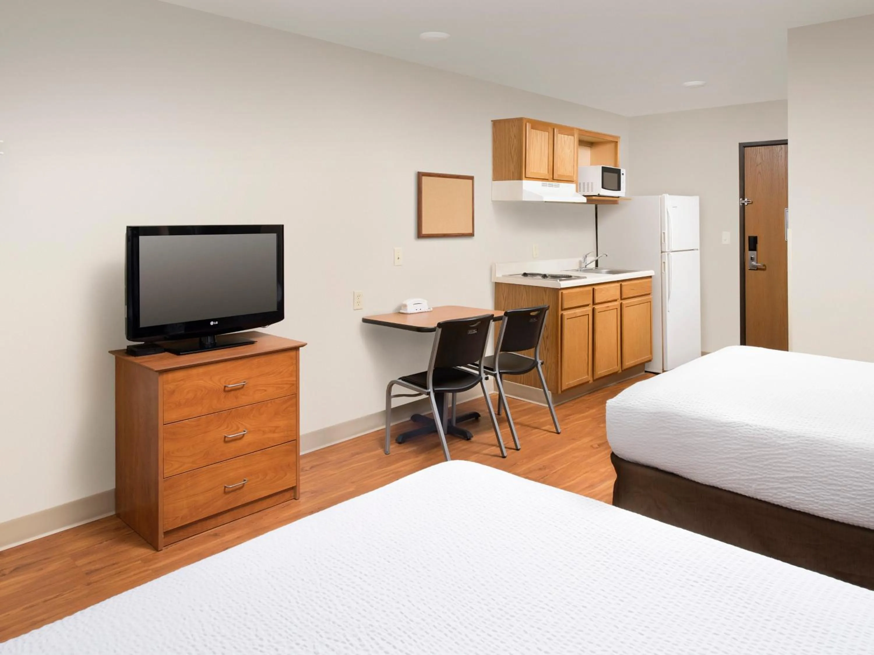 Bed in Extended Stay America Select Suites - Wichita - South